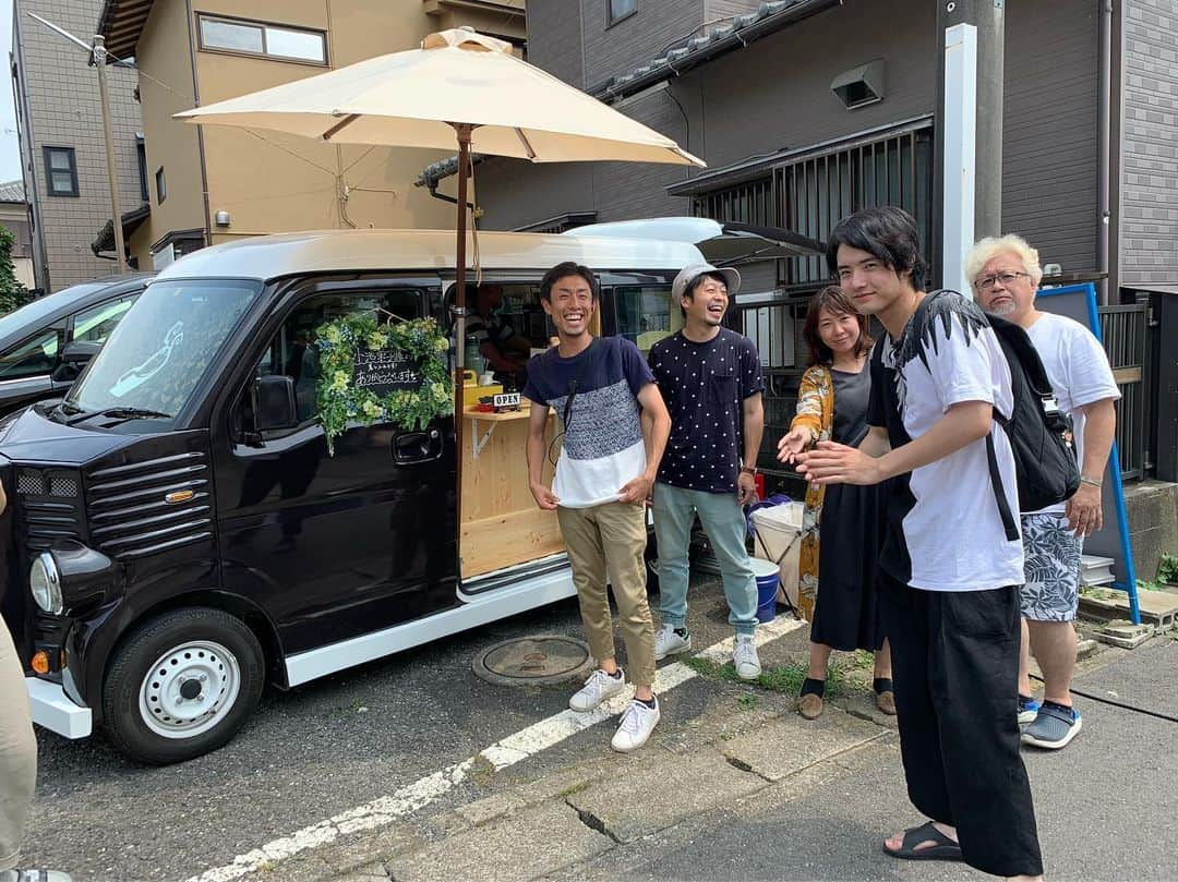 夏木マリさんのインスタグラム写真 - (夏木マリInstagram)「今日はグリーンスムージー🌱🌱 栄子さんからのCafe car差し入れに みんな群がる、群がるの巻！  明日は、 衝撃の第２章❗  8月1日(木)よる11時59分放送〜  #小池栄子 #りょう #岡本玲 #赤楚衛二 #黒木啓司 #渡辺真起子 #小林よしひさ #平山浩行 #森優理斗 #池谷美音#夏木マリ #木曜日も夜ふかし #旦シェア 見逃し配信💍#Tver #GYAO #marinatsuki #natsukirock」7月31日 15時55分 - mari_natsuki