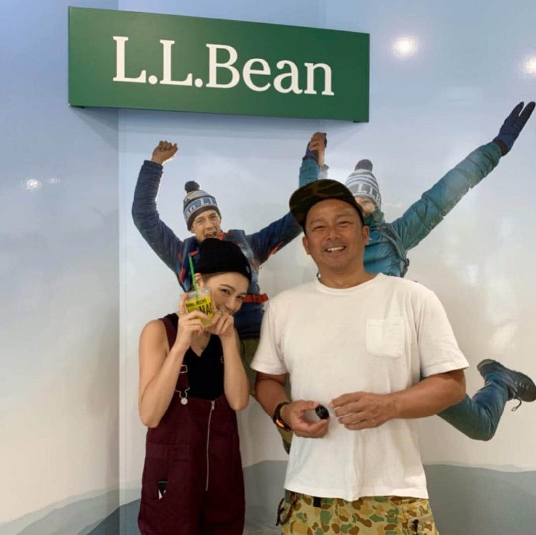 長谷川あやさんのインスタグラム写真 - (長谷川あやInstagram)「⛰⛰⛰ #outdoor #llbean #fashion ・ ・ ・ L.LBeanAWの展示会に お邪魔してきました😋‼️‼️ ・ 展示会に向かう駅のホームで shimonさんに偶然遭遇‼️笑 2年前アウトドアの撮影以来の 再会だったのでびっくり👀‼️ （ベビーカーでの階段であたふた してたところをたすけてもらいました😂🙏） ・ オムツを忘れるという 大失態をおかして 展示会はばたばたに なってしまいましたが 気になっていたアイテム しっかりオーダーしてきました🤤💭 ・ まだ夏だけど、、、笑 冬のアイテム届くの楽しみだな💛💛💛 ・ 今年はBBQ🍖もキャンプも🏕 まだだからはやく夏感じたいっ😋✌️‼️ （そしてまたshimonさんの 特製カレーうどん食べたい🍛笑）」7月31日 16時03分 - ayasuke_0516