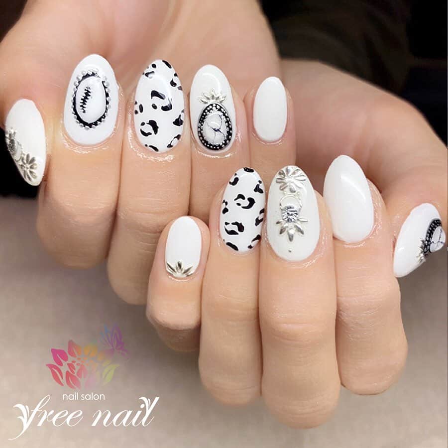 free nail フリーネイルのインスタグラム：「. お客様ネイル💅🏻🍉✨ . 大理石ブローチネイル🖤✨ . ホワイト×ブラックのシックなサマーネイル🌞✨ . ⇨Swipe ☝︎☝︎☝︎⇨ ︎🎬✨ . ご来店ありがとうございました🙇🏻‍♀️🙇🏻‍♀️🙇🏻‍♀️💗 . #ネイル #フリーネイル #ネイルアート #ジェルネイル #ネイルサロン #大阪ネイルサロン #ネイルデザイン #ネイルチェンジ #大理石ネイル #ブローチネイル #タイルネイル #レオパードネイル #ホワイトネイル #ブラックネイル #デザインネイル #シンプルネイル #トレンドネイル #大人ネイル #夏ネイル #美甲 #日式美甲 #summernails #nailsart #nailsalon #nailsdid #newnails #newnail #freenail」