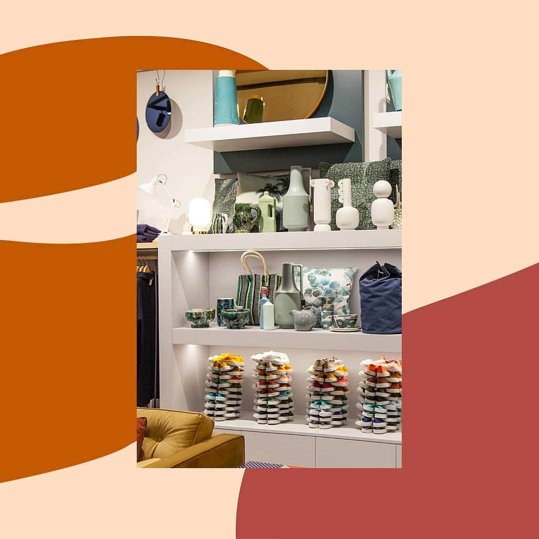 ベンシモンのインスタグラム：「Jeu concours! 🎉  On continue de jouer! 🎈 On rêve de voir notre sélection déco dans vos intérieurs et comme l’été nous donne aussi envie de vous faire plaisir nous avons imaginé un jeu spécialement pour les fans de déco!  Photographiez votre pièce déco Bensimon préférée et tentez de gagner un bon d’achat valable sur tout le site Bensimon.  Pour participer, c’est simple: > Prenez en photo votre pièce déco Bensimon dans votre intérieur > Postez la photo sur votre compte Instagram avec les hashtags #maisonbensimon et #decobensimon sans oublier de nous taguer @bensimoncollection !  Chaque mois notre photo préférée sera selectionnée et le/la gagnante recevra un bon d’achat de 100€ à utiliser sur Bensimon.com ✨ Rendez-vous dans nos concept stores et sur Bensimon.com pour découvrir notre offre déco !  Fin du concours et sélection du gagnant Vendredi 30 août à 17 heures, à vos appareils ! 📸📱 *En nous taguant sur la photo vous acceptez que celle-ci soit utilisée par la marque Bensimon ! 😉」