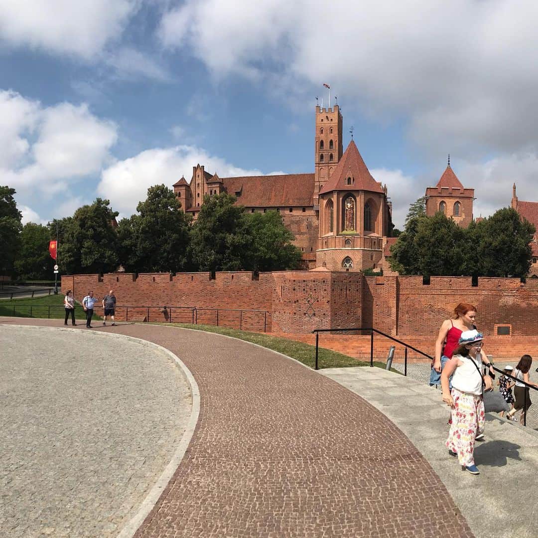のインスタグラム：「私は今、ポーランド🇵🇱の マルボルクという街に来ています✈️🏰 今回の遠征は、毎週ヨーロッパ各国でワールドツアーがあるため、毎週移動し、各大会を転戦していきます🏐✈️🚃 帰国予定は9/2です🇯🇵 一戦一戦、自分たちの課題に向き合い、結果を求めながら、3人で力合わせて、戦ってきます💪  今回のマルボルクの大会は、お城の敷地内で行われます🏰🏐😆 #横浜メディカルグループ 所属  #ymg  #hrdエンジニア株式会社  #加賀電子株式会社  #株式会社朋栄社  #和興通信工業株式会社  #株式会社かとり  #株式会社デューク  #エルバランスアイズ  #株式会社ドリームオンライン  #gallery2  #claudiopandiani  #volleyballjunky  #ルックスオティカジャパン  #luxotticajapan  #oakley  @oakleyjapan  #有限会社ベストパフォーマンス  @best.performance2002  #酒井医療株式会社  #カラダファクトリー  @platform1440  #越川優  #yukoshikawa  #beachvolleyball  #ビーチバレー  #tokyo2020  @fivbvolleyball  #fivbworldtour  #malbork  #池田隼平  #森岡大生」