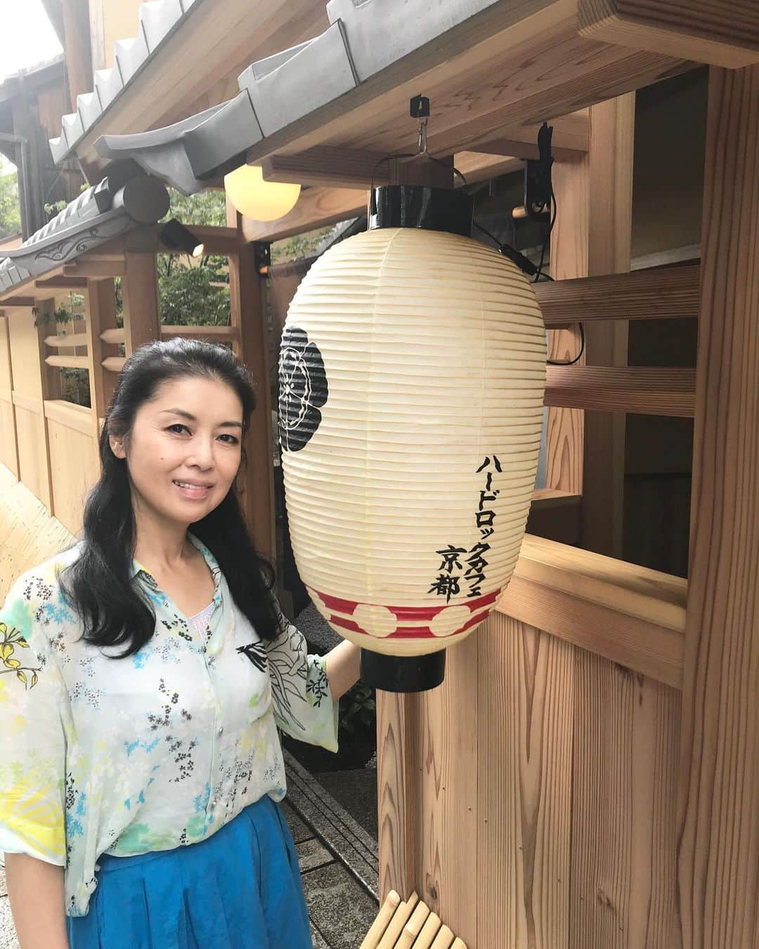 藤あや子さんのインスタグラム写真 - (藤あや子Instagram)「#ぶらり京都の旅 #風情の街 #納涼 #和テイスト好き  #黒猫カフェ発見 #マルを連想」7月31日 16時20分 - ayako_fuji_official