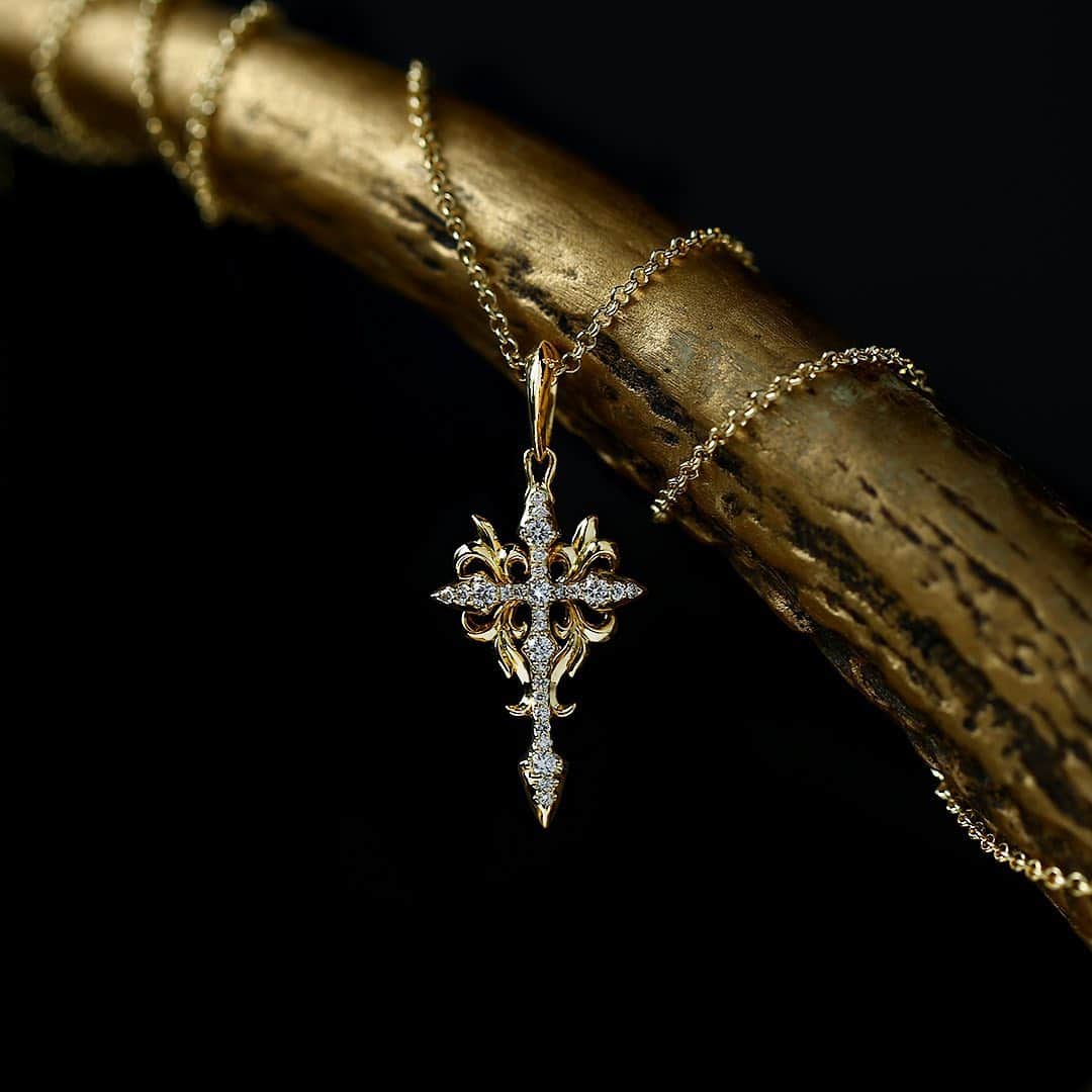 ブラッディマリーさんのインスタグラム写真 - (ブラッディマリーInstagram)「Pendant : K18 Gospel w/white diamond ・ ・ ・ #bloodymaryjewelry #bloodymary #jewelry #silver #fashion #jewelryporn #jewelrydesign #jewelrygram #necklace #pendant #dia #present #accessory #accessories #silverjewelry #ブラッディマリー #シルバーアクセサリー#fashionjewelry #crosspendant  #gold #accessoires #diamond」7月31日 16時21分 - bloody_mary_official