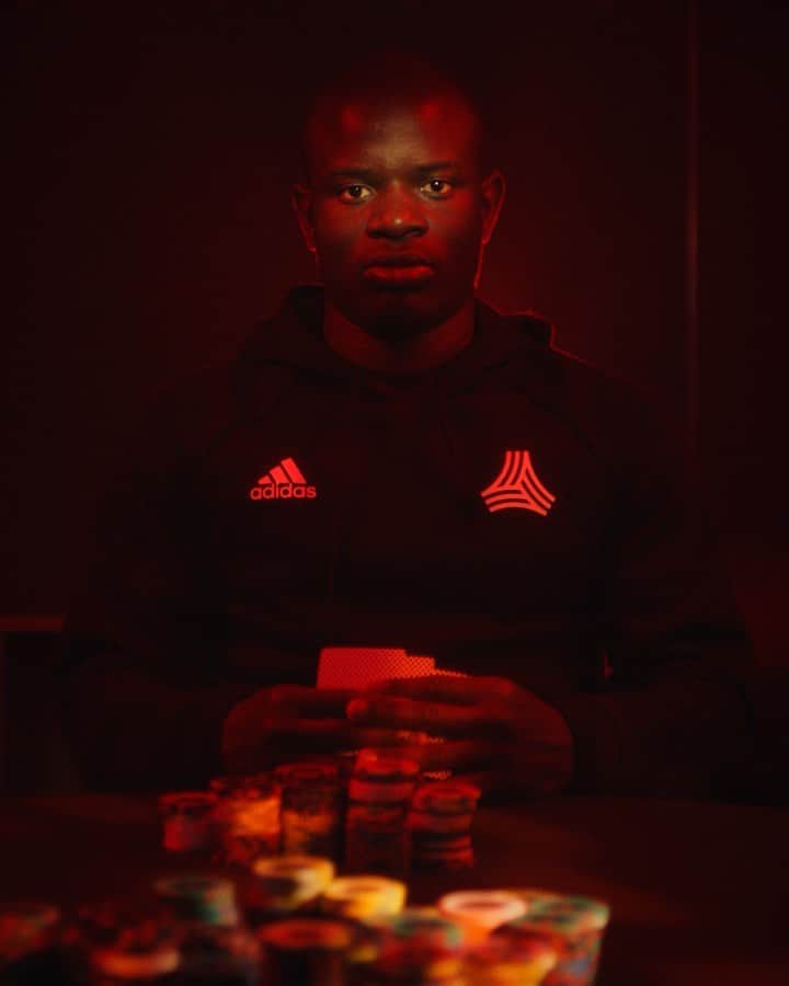 エンゴロ・カンテのインスタグラム：「Vous pouvez dire que je triche aux cartes autant que vous voulez @paulpogba @benmendy23 @kimpembe3, au final, vous finirez par perdre votre paire aussi 🎲😜 You can all say that I’m a cheater at cards @paulpogba @benmendy23 @kimpembe3, the truth is that your are next en losing your boots against me 🎲😜 #DareToCreate @adidasfootball」
