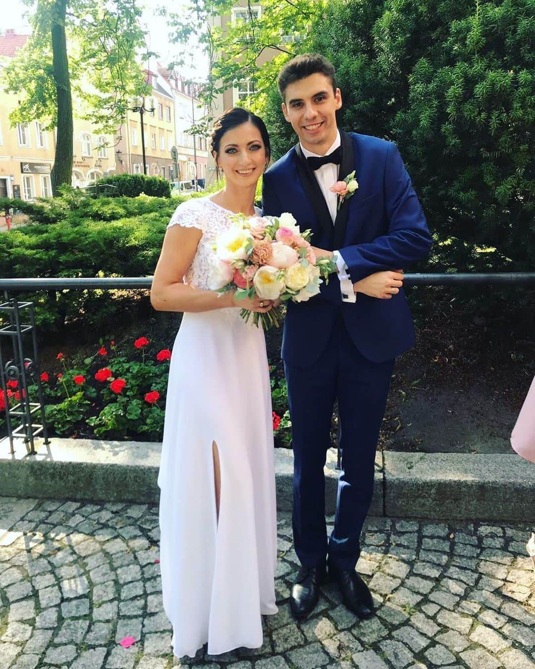 ヤクブ・ディヤスのインスタグラム：「With my beautiful wife👰🏻😍 @golotamarta #love#wife#husband#wedding#party#plusik#zabawadorana」