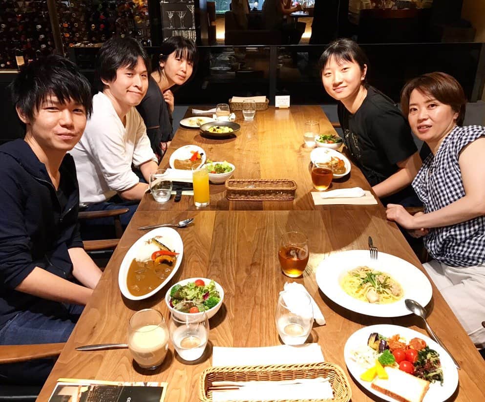 ベンチャーリパブリックのインスタグラム：「【7月交流ランチ③】 * 管理部によってランダムに組まれたメンバー＆海外インターン生との交流ランチです！ * * 予算1500円内で食べても、自分でプラスして豪華にするのも自由。普段は話す機会の少ないスタッフとも交流できる貴重な会です♪  #nishiazabu #lunch #nishiazabu #traveljp  #venturerepublic #linetraveljp #intern #ランチ #西麻布 #ベンチャーリパブリック #予算は1人1500円」