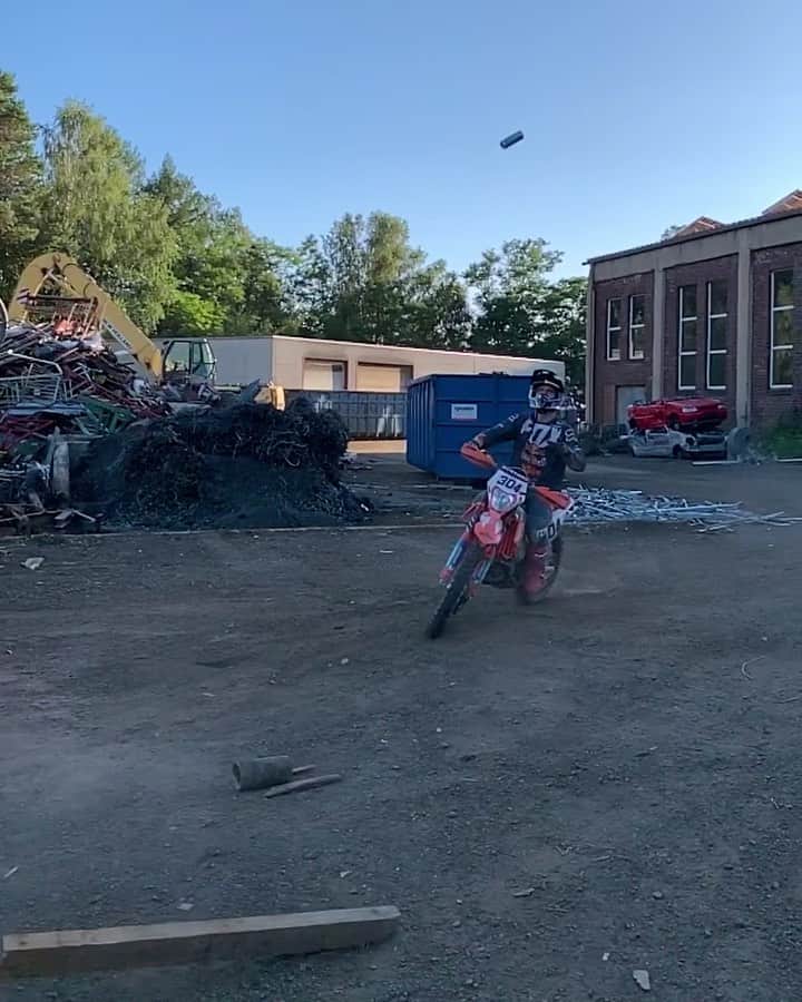 レッドブルのインスタグラム：「name this challenge ☝️ 🏍: @ag141 & @m_letti304 @redbullmotorsports #redbull #givesyouwings #trial #bikelife #freestyle #motocross #motorsport #motorcycle #enduro」
