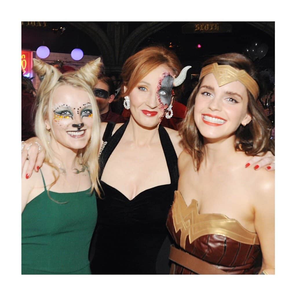 エマ・ワトソンのインスタグラム：「Sexy and scary! 👻 You smashed this. All the love to you Jo. Happy Birthday!!!! Extra points to @msevylynch for being the most perfect cat. 🐯」
