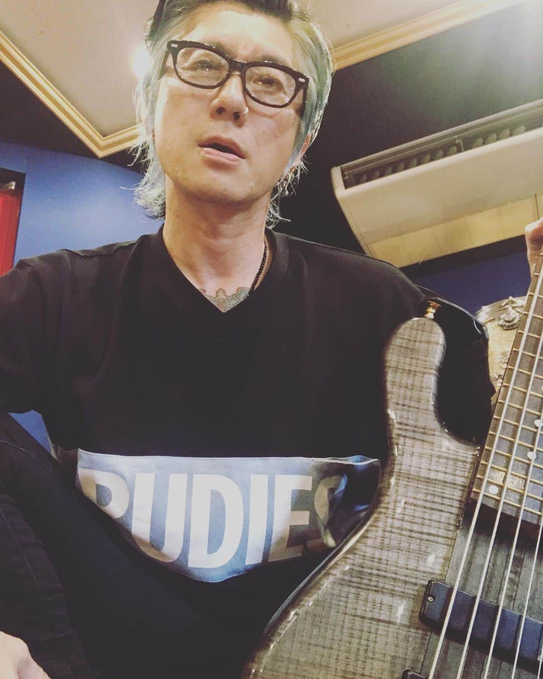 Ju-kenのインスタグラム：「本日は熱々の外気から守られた、冷え冷えのスタジオでリハーサル♫  熱中症にお気をつけて🥵  #リハーサル #warwickstreamer #rudies #昼メシはのり弁だったよぉ」