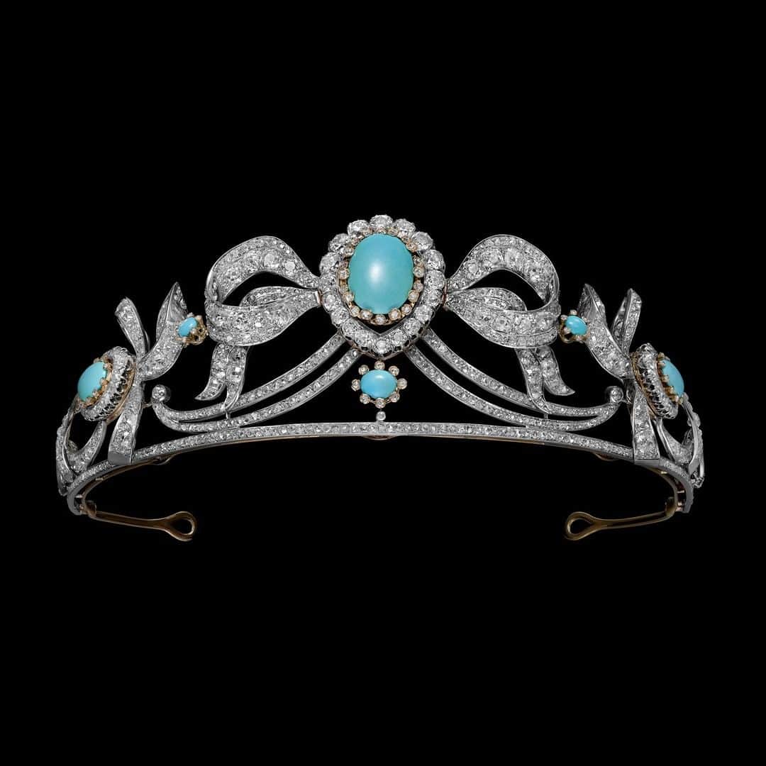 Chaumetさんのインスタグラム写真 - (ChaumetInstagram)「Chaumet in Majesty: heritage creations. Although it has been transformed, this replica illustrates the lavishness of wedding baskets during the 19th century. This turquoise and diamond tiara was a part of a historic parure delivered in 1891 as wedding gift for the Duke and Duchess of Montellano. The design is based on the bowknot, a symbol of marriage.  #Chaumet #ChaumetMonaco #ChaumetinMajesty #ChaumetTreasures #ChaumetTiaras」7月31日 17時00分 - chaumetofficial