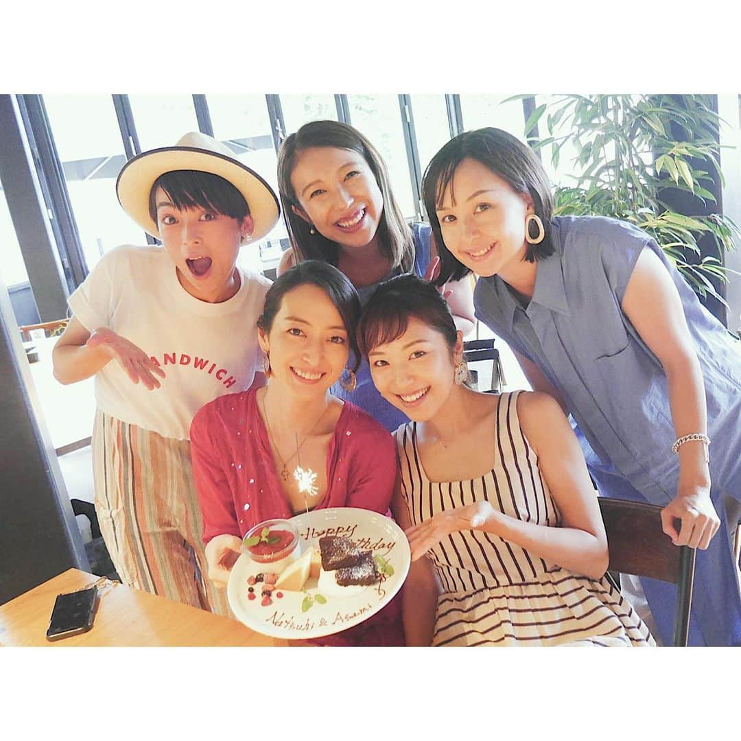 上野なつひのインスタグラム：「HAPPYとSMILEが詰まったLUNCH💞 変わらずこうやって集まれるLOVEが詰まったBEAUTYちゃん達🌼 こんな笑顔が似合う人いないなぁと贅沢な時間。 私以外は皆主婦、ベビーちゃんおるから貴重な時間❤️ ありがとう🙏💕 #皆オシャレさん #太陽みたいな笑顔に挟まれて #パワーチャージ #何年経っても変わらない大事な友達」