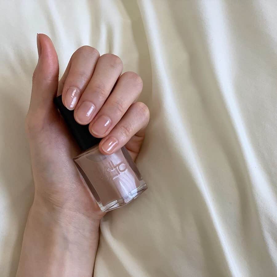 NAIL HOLICさんのインスタグラム写真 - (NAIL HOLICInstagram)「​⠀ Ray専属読者モデル・プリ♥クラの中島 彩香さん(@lespros_nakashima)が、⠀ 新シリーズ『ネイルホリック24＿7』の #BE381 をご紹介してくれました💕⠀ ⠀ Rayとのキャンペーンも実施中！⠀ 詳しくはRay公式アカウント(@ray.magazine)をチェック✨⠀ ⠀ ・・・⠀ ・ 今回新しく発売されたネイルホリック24＿7、つや感があって塗り心地がとってもよかったです！ 爪にも優しいのも嬉しい☺️🌿 私は自然な発色のBE381がお気に入りです☺︎ #nailholic #nailholic24_7 #ネイルホリック #nailstagram #セルフネイル」7月31日 17時10分 - nailholic_kose