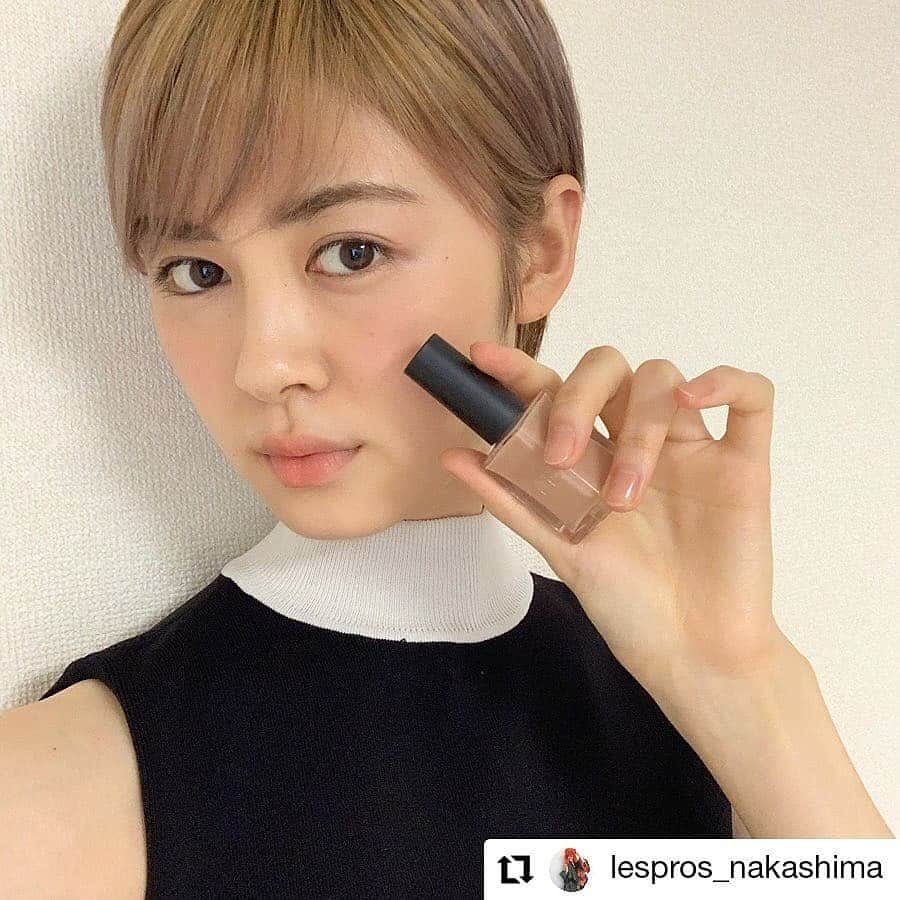 のインスタグラム：「​⠀ Ray専属読者モデル・プリ♥クラの中島 彩香さん(@lespros_nakashima)が、⠀ 新シリーズ『ネイルホリック24＿7』の #BE381 をご紹介してくれました💕⠀ ⠀ Rayとのキャンペーンも実施中！⠀ 詳しくはRay公式アカウント(@ray.magazine)をチェック✨⠀ ⠀ ・・・⠀ ・ 今回新しく発売されたネイルホリック24＿7、つや感があって塗り心地がとってもよかったです！ 爪にも優しいのも嬉しい☺️🌿 私は自然な発色のBE381がお気に入りです☺︎ #nailholic #nailholic24_7 #ネイルホリック #nailstagram #セルフネイル」
