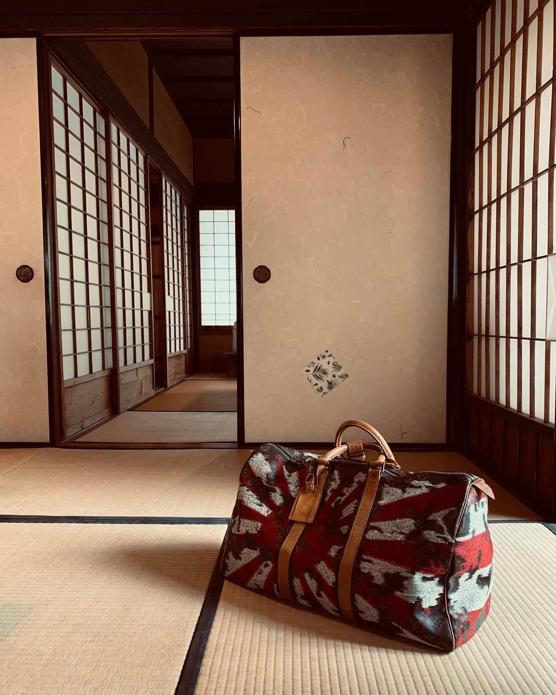 のインスタグラム：「The Vintage Louis Vuitton Keepall X Jay Ahr Embroidery Collection  Rising Sun Flag 1/1 - Provenance Japan, April 1987  Yarn Embroidery by Jay Ahr on keepall, size 50  #jayahr #jonathanriss #risingsun #japan #louisvuitton #keepall #bag #Art #sustainable #custom #flag #nakatsugawa #EveryHumanisArtist #oneoff #Embroidery #iconsxjayahr 📷 @marccansier @tianzou」