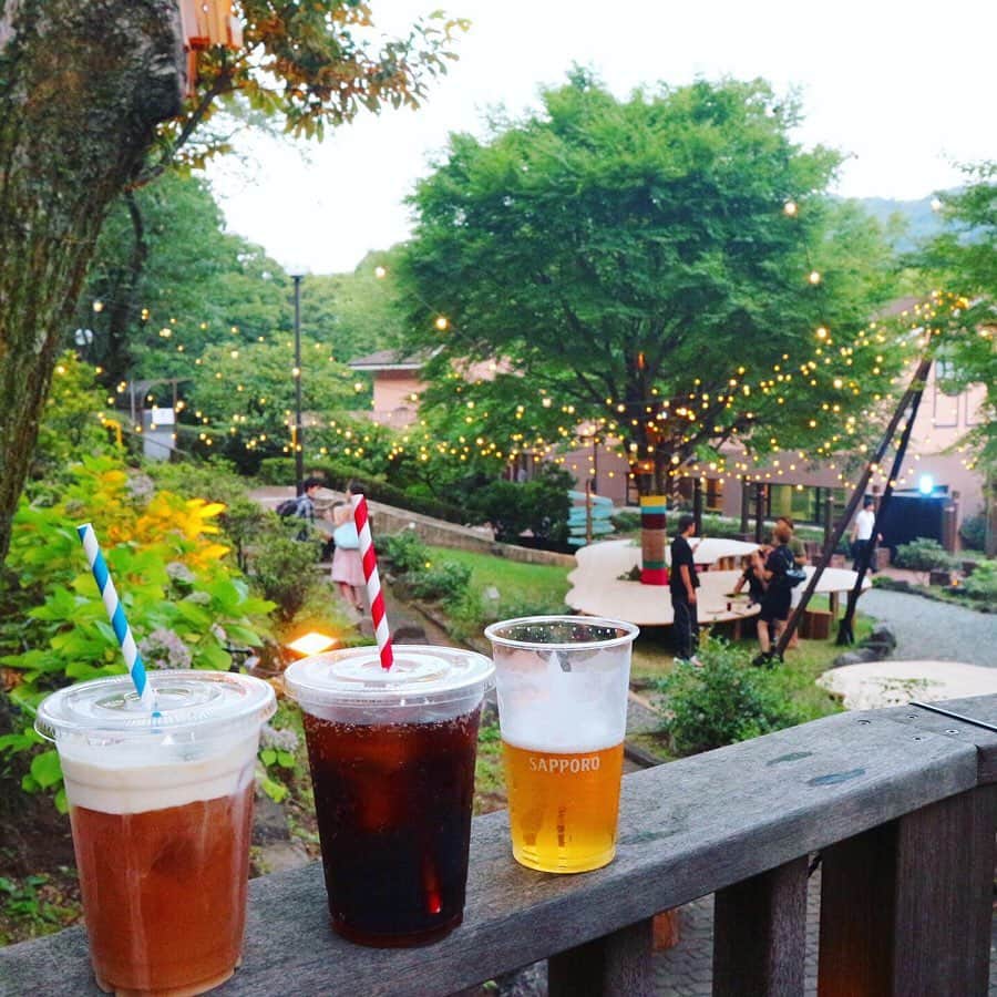 AIRIさんのインスタグラム写真 - (AIRIInstagram)「. summer night village🌙.*·̩͙✩。✧*。 . 昨日は箱根へ🚕 ³₃ サマーナイトビレッジにお邪魔しました👦🏽👦🏽👧🏽 ( @yoruhakone.official ) . どこを見ても凄ーーーく可愛かった😍💓 何よりBBQのお料理がどれも美味しくて美味しくて、ガッツリと食べてしまった😂🙏❤️ 私はビールが飲めないのですが、飲める人が本当～に羨ましいロケーションで🥺🍺✨ 一緒に行った皆はぐーびぐび呑んでた😂👌 . 夕方～夜にかけて変わっていく景色と、ライトアップされている空間が本当に素敵でした✨ . 小人のお家🏡や、ライトの仕掛け🎭など子供達は楽しみながら遊んで食べて🍖喜んでくれました😊 . まだまだ沢山夏の思い出作りたいなぁ🍧🍉🍦 . . . #夏休み#夏の思い出#おでかけ#子連れ#サマーナイトビレッジ#YORUHAKONE#夜箱根#箱根#温泉#旅#旅行#pr#子供#育児#ドライブ#肉#ご飯#🍖#BBQ#バーベキュー#夜景#夜#インスタ映え#ママ#ママコーデ#コーデ#今日のコーデ#息子#娘#❤」7月31日 17時19分 - n.airi_taito