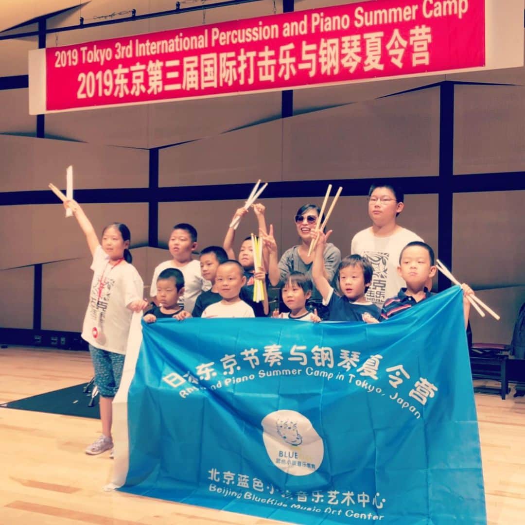 SATOKOさんのインスタグラム写真 - (SATOKOInstagram)「今日は中国のドラムスクールの日中友好合宿で先生してきました。 子どもたちがかあいくて仕方ない(*´Д｀*) #イガグリ #撫でまくった」7月31日 17時12分 - fc_satoko