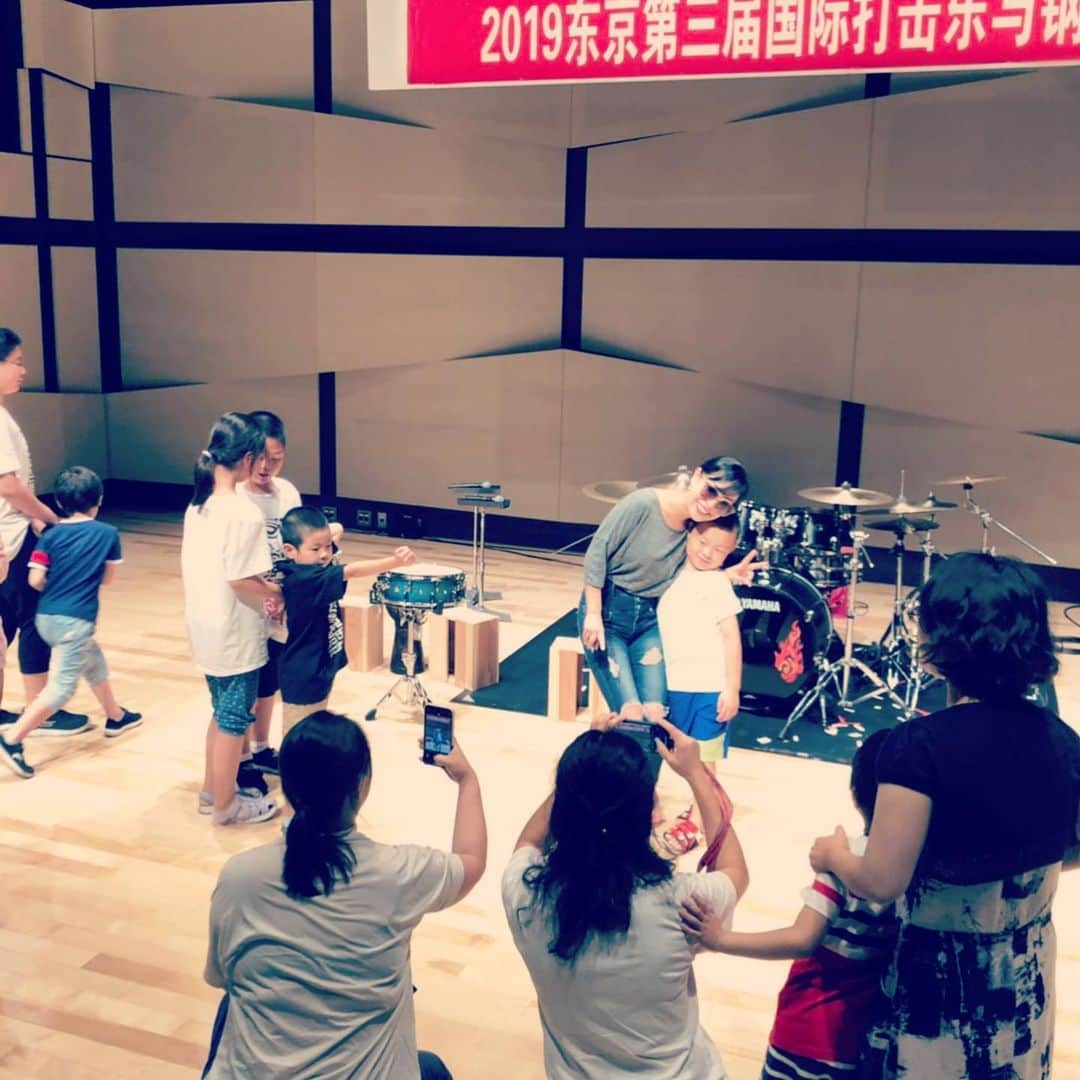 SATOKOさんのインスタグラム写真 - (SATOKOInstagram)「今日は中国のドラムスクールの日中友好合宿で先生してきました。 子どもたちがかあいくて仕方ない(*´Д｀*) #イガグリ #撫でまくった」7月31日 17時12分 - fc_satoko