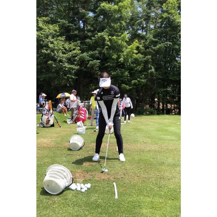 のインスタグラム：「...@  @descentegolf  DESCENTE ロゴのシャツ、かわいいーー！  #descentegolf #デサントゴルフ #鳴沢ゴルフ倶楽部 #大東建託いい部屋ネットレディス」