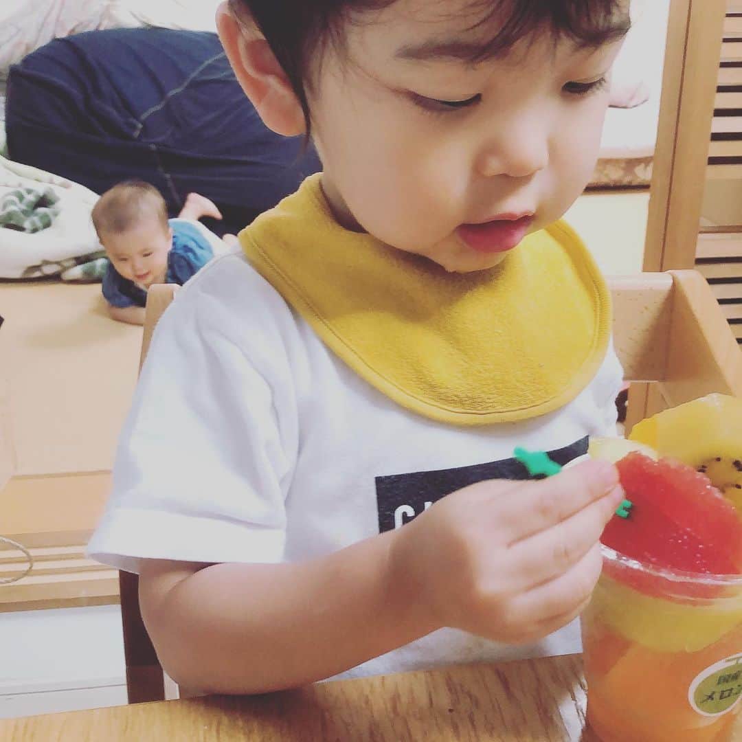 のインスタグラム：「帰り際  ハグして、大好きだよ〜って親友の息子に伝えると 「なっちゃん、ご飯行こうか？」 と誘ってくれた。  たぶん、楽しんでくれたのでしょう。  よかった^_^  なかなか頻繁には来れないけど 大好きだよって、ちゃんとみてるよって伝えられて良かった。  何度も何度も バイバイと大きな声で 言ってくれる人  私にも なかなかいないから 嬉しい。  #友だち #子ども #果物 #ママ #シャンパン」