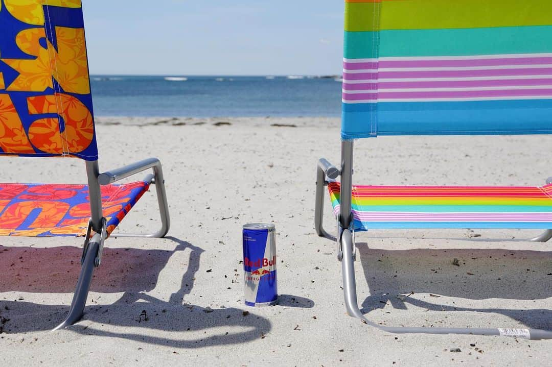 レッドブルさんのインスタグラム写真 - (レッドブルInstagram)「さあ、夏のアクティビティに乗り出そう🏖✨ . #redbull #レッドブル #翼をさずける #beach #海 #vacation #バケーション」7月31日 17時18分 - redbulljapan