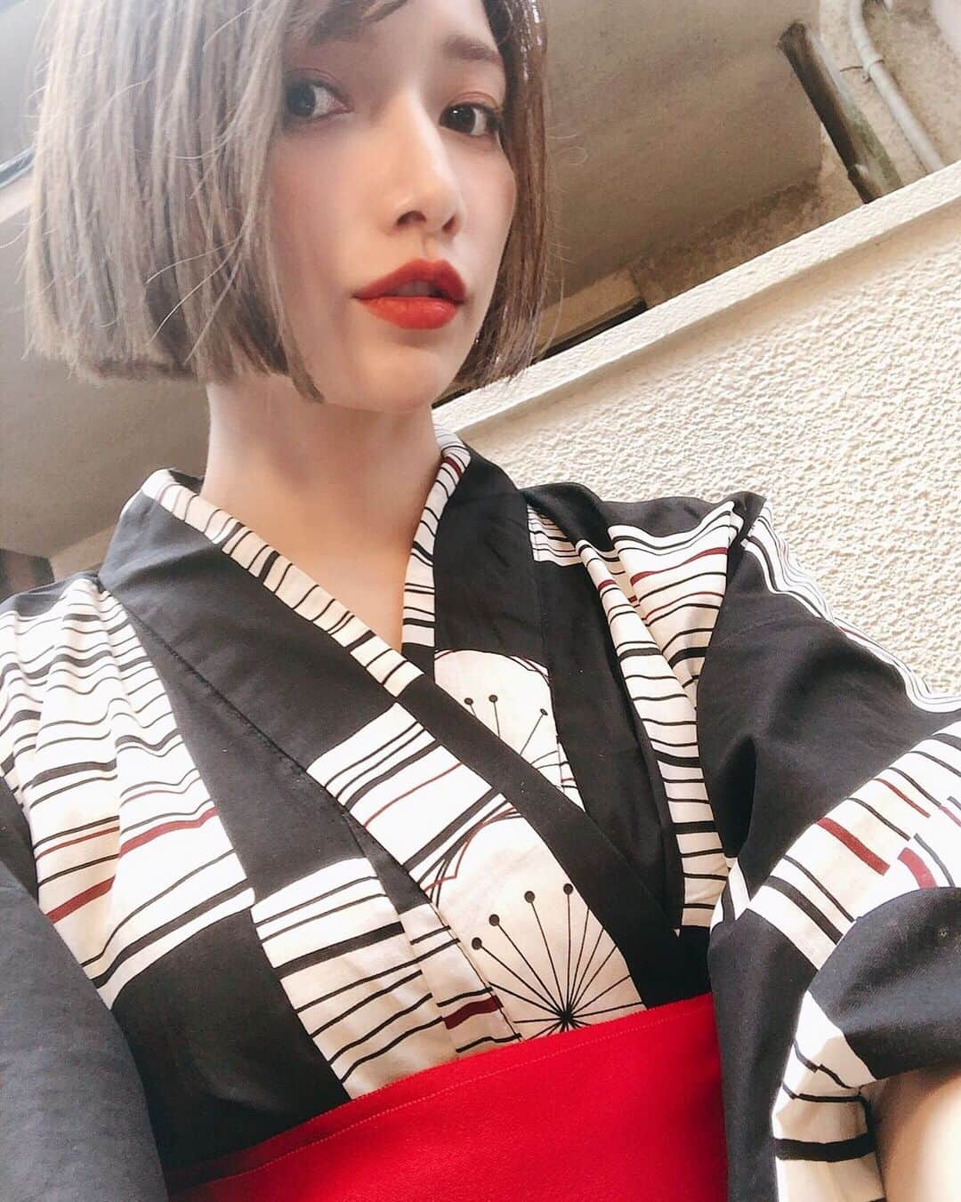 後藤真希さんのインスタグラム写真 - (後藤真希Instagram)「猛暑が続いてます😵夏はイベントが多いですが、みなさん外出されるときは気をつけてくださいね…。この前行ったお祭りのときの浴衣👘モノトーンに赤の帯がポイントでした♡ #まきふく #浴衣 #yukata」7月31日 17時28分 - goto_maki923