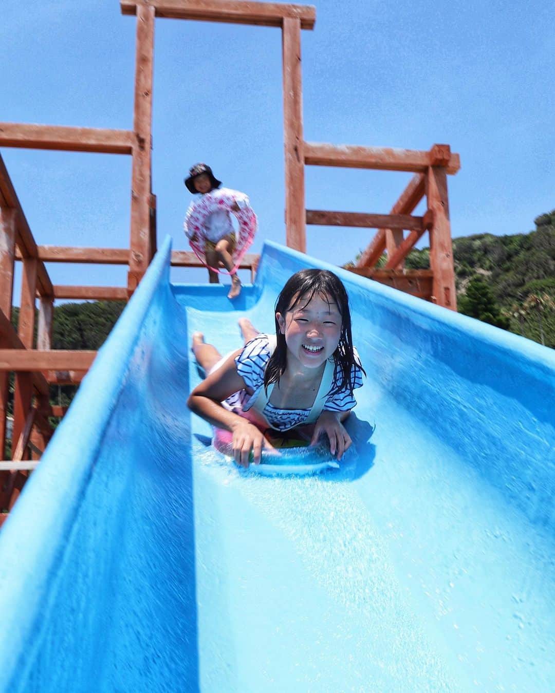 平中克幸さんのインスタグラム写真 - (平中克幸Instagram)「. プールがキャンプ場、子供達にとって夏場は最高だったかな😁 . . 普通に滑る事に飽きたのか、いきなり長女押して勢い余って自分もら滑る次女😂 . . 次はいつ行けるかな〜。 . . その前にSUPER GT富士500マイル、頑張ります！！ . . . . #白浜フラワーパーク #夏キャンプ #楽しかった」7月31日 17時24分 - katsuyukihiranaka