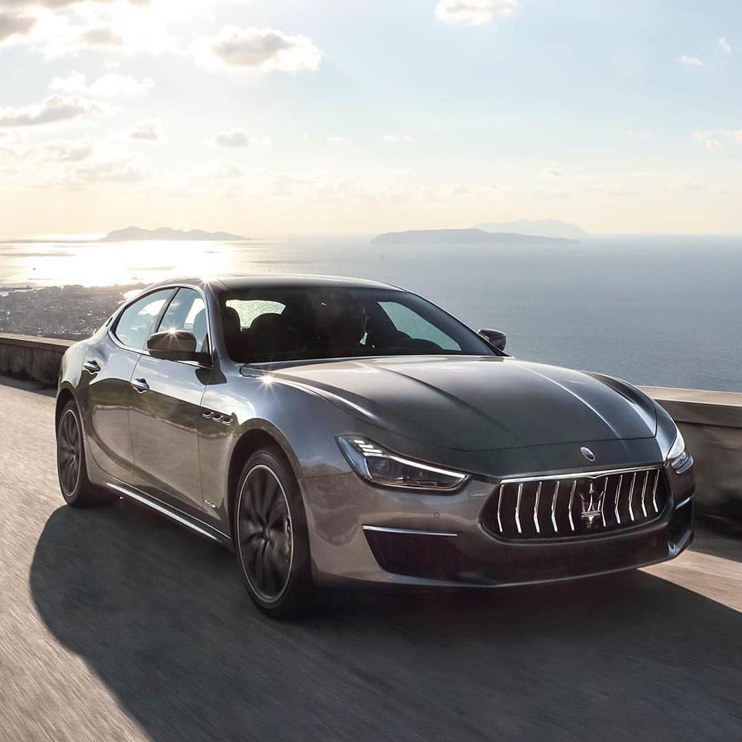 Maserati Japan | マセラティ ジャパンのインスタグラム：「あらゆる言葉よりもドライバーの心を揺さぶるギブリのドライビングフィール。日常をドラマチックに変える情熱のレースが始まります。 #Maserati #マセラティ #MaseratiJapan #マセラティジャパン #Ghibli #ギブリ」