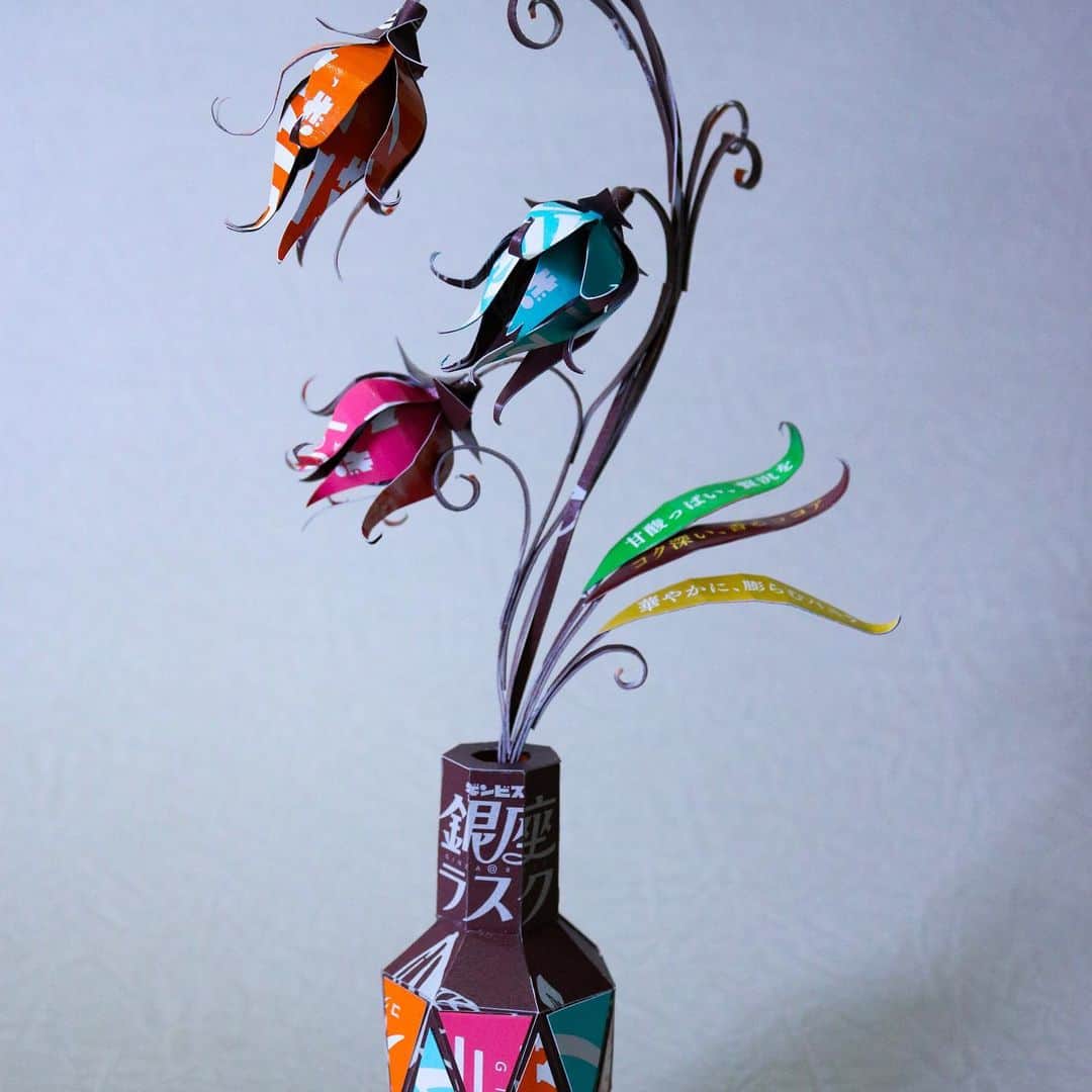 はるきるさんのインスタグラム写真 - (はるきるInstagram)「銀座ラスクの空箱で工作しました！ #art #artwork #artist #flower #flowers #paperflower #diycraft #diy #flowerarrangement  #アート #アーティスト #ペーパークラフト #紙工作 #フラワー #花 #花瓶 #銀座ラスク」7月31日 17時37分 - kharukik97