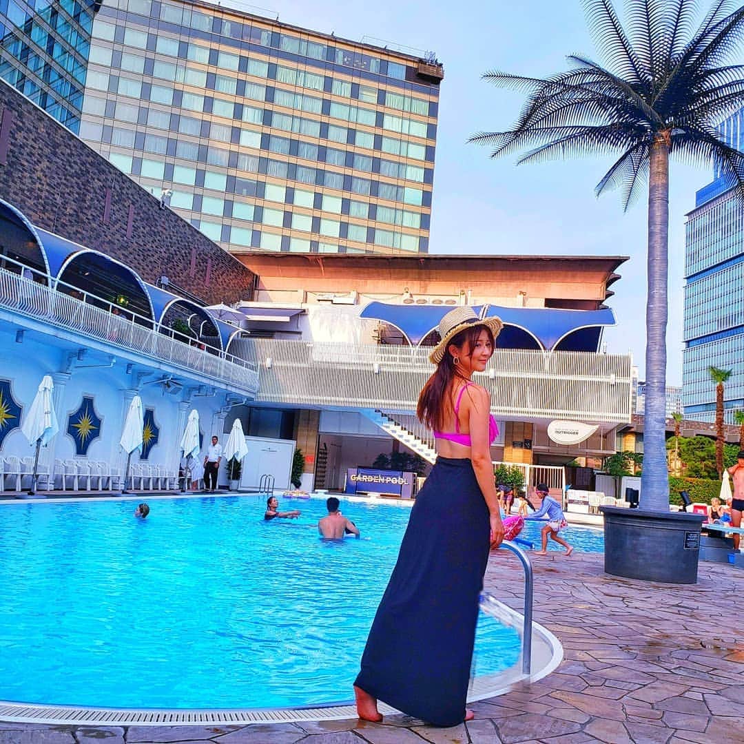 のインスタグラム：「Garden pool promoter! ． ホテルニューオータニ　ガーデンプール【 @hotelnewotanitokyo 】 の撮影に @yuukitake と行って来ました😊 ． 暑くなってきたからプールの中がより快適😂 ． ． 明るい時間から入ってみたけど、日が暮れてからのナイトプールもライティングされててオシャレ✨ ． ． 2階にあるプールサイドダイニング｢OUTRIGGER｣でおしゃれなカクテル片手に女子会とか良さそう💓 ． ． #ホテルニューオータニ #ガーデンプールプロモーター #ガーデンプール#プール #ナイトプール#カクテル #roxy#roxygirl #旅したくなるフォト #旅行好きな人と繋がりたい #旅に出たい #トラベルライター #写真好きな人とつながりたい #写真撮ってる人と繋がりたい #カメラ好きな人と繋がりたい」