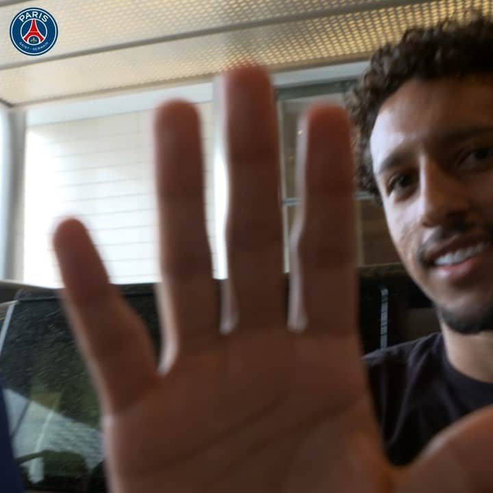 マルコス・アオアス・コレアのインスタグラム：「On est de retour. 🤙🏽 #IciCestParis 🔴🔵」