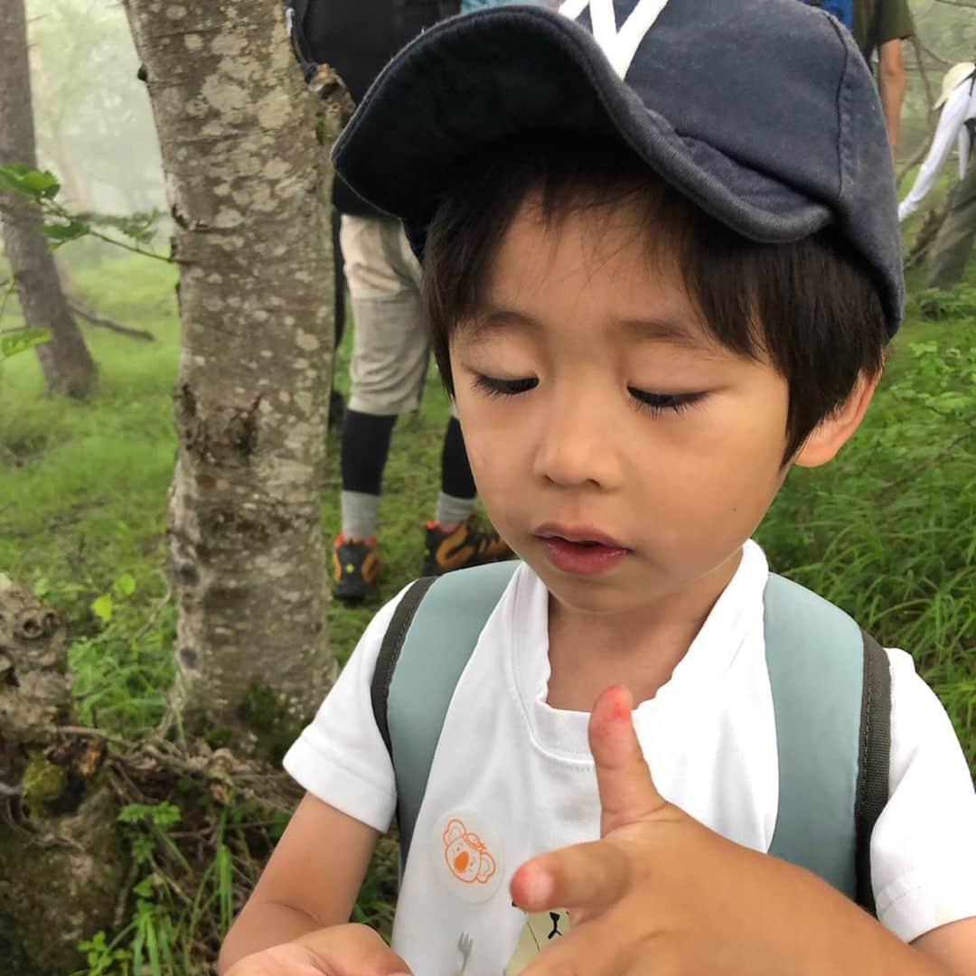 小林真樹子さんのインスタグラム写真 - (小林真樹子Instagram)「夏休み最初の週末は 幼稚園のお友達と親子キャンプ🏕 . 今年は夫と長男二人で参加。 YMCAの職員の方のアテンドで 寒沢源流ツアー&富士山散歩ツアー。 大好きなお友達も一緒に 年少の時よりも楽しめたみたいで何より☺️✨ . 家族規模ではできない夏の体験をさせて貰えて 有難い限りです。 . #夏休みの思い出 #お父さん主催のイベント」7月31日 17時45分 - makikokobayashi.n