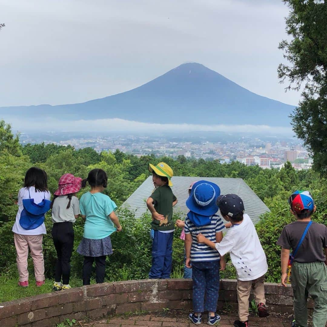 小林真樹子のインスタグラム：「夏休み最初の週末は 幼稚園のお友達と親子キャンプ🏕 . 今年は夫と長男二人で参加。 YMCAの職員の方のアテンドで 寒沢源流ツアー&富士山散歩ツアー。 大好きなお友達も一緒に 年少の時よりも楽しめたみたいで何より☺️✨ . 家族規模ではできない夏の体験をさせて貰えて 有難い限りです。 . #夏休みの思い出 #お父さん主催のイベント」