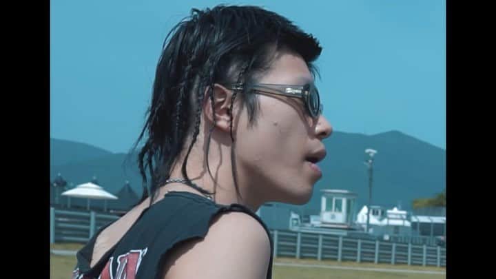 lute / ルーテのインスタグラム：「【Tohjiアジアツアーのドキュメンタリーを公開📺】 ラッパーのgummyboy(@8gummyboy8)、プロデューサーのstei(@steihere )、映像クリエイターのYaona Sui(@llllllll.llllllll.llllllll)などを擁するクルー・Mall Boyzとしても活動するアーティストのTohji(@_tohji_)が、アジア3都市での活動の様子を収めたドキュメントを公開中📹 . Vol.1では韓国での「Ultra Korea」出演に加え、恵比寿Liquid Roomでの「BOY 10th Anniversary」出演の様子とオフショットを収録。 Vol.2は8月後半に公開予定。 . Full verの視聴はプロフィールのURLをチェック☝︎@lutemedia . . #Tohji #gummyboy #YaonaSui #stei #MallBoyz」