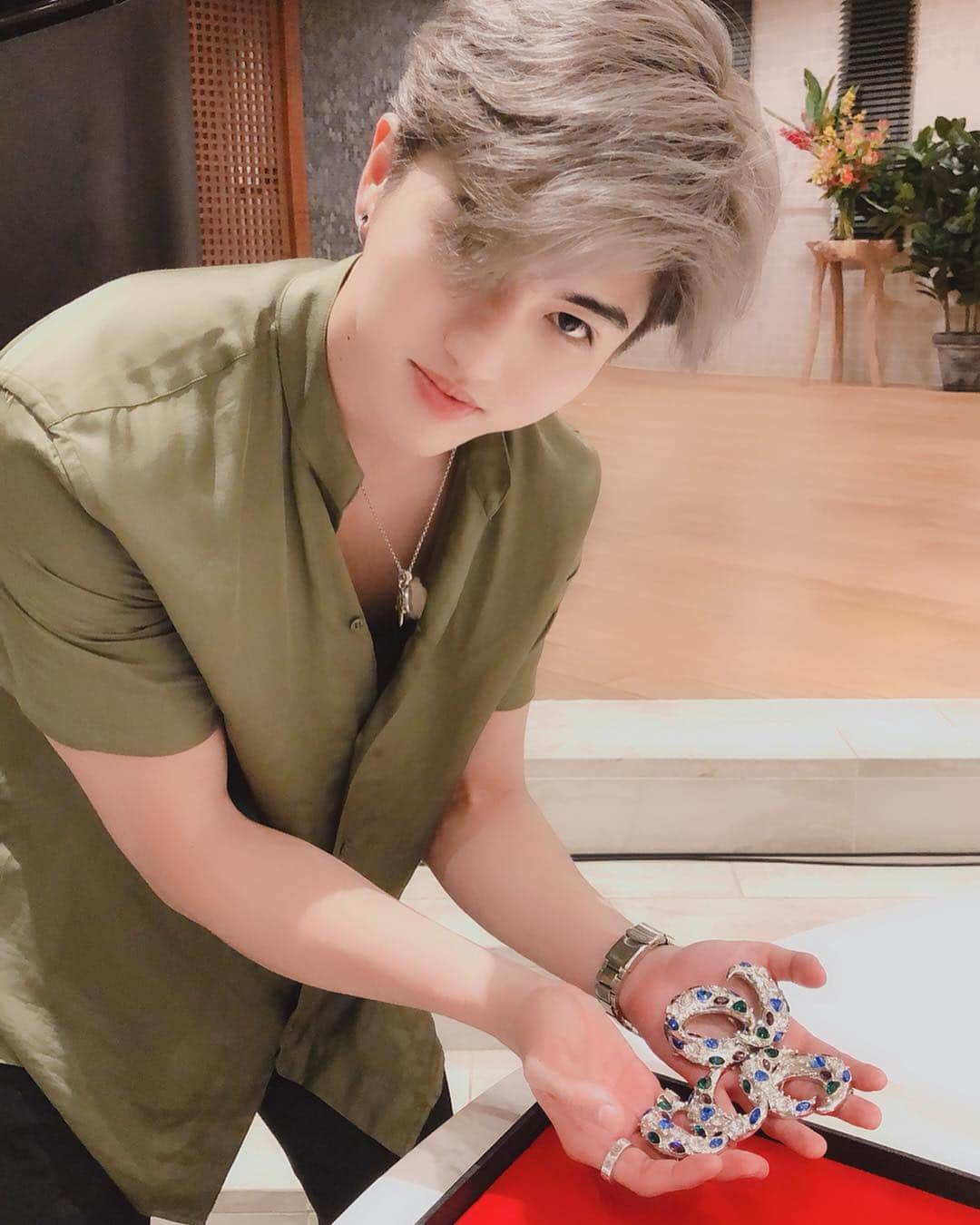 引地敬澄さんのインスタグラム写真 - (引地敬澄Instagram)「我らが王子デイビーとのツーショット🤴🐕 〜🌙伝説のムーンブローチを添えて🌙〜 . ひきデビ。 . デビひき。ひきビット。 . ぱおデビ。デビぱお。。。 . . 引地原田。原田引地。 . んー、、、どれじゃろ🤔💭？？w . . . 📺かぐや姫と7人の王子たち📺 ↓第9話の見逃し配信はコチラ↓ 【https://abema.tv/video/episode/90-1283_s1_p1008】 ※僕のTOPのストーリーからもリンク簡単に飛べます💫 . . . ps. ツーショット撮り終わった後写真みてたら…『ヒッチ！これも撮って！！』って、、、ムーンブローチ独り占めしてました😂やる事可愛い過ぎかよwww . . . #コンビ名考案シリーズ 🐕🍀 #原田デイビット #ムーンブローチ #ムーンジャッジ #心臓に悪過ぎおすぎ  #かぐや姫と7人の王子たち  #abematv #アベマ #恋愛リアリティーショー #恋リア #イケメンバトルロワイヤル #かぐや姫 #王子 #イケメン #イケメン王子 #abematv3周年  #引地敬澄 #野心家ギャル男社長 #引地髪服 #KinCrossWorld #HAPEACE  #青春  #ぱおーに #よいしょー  #fashion #instagood #followme #amazing #photooftheday」7月31日 17時40分 - takazumi0402
