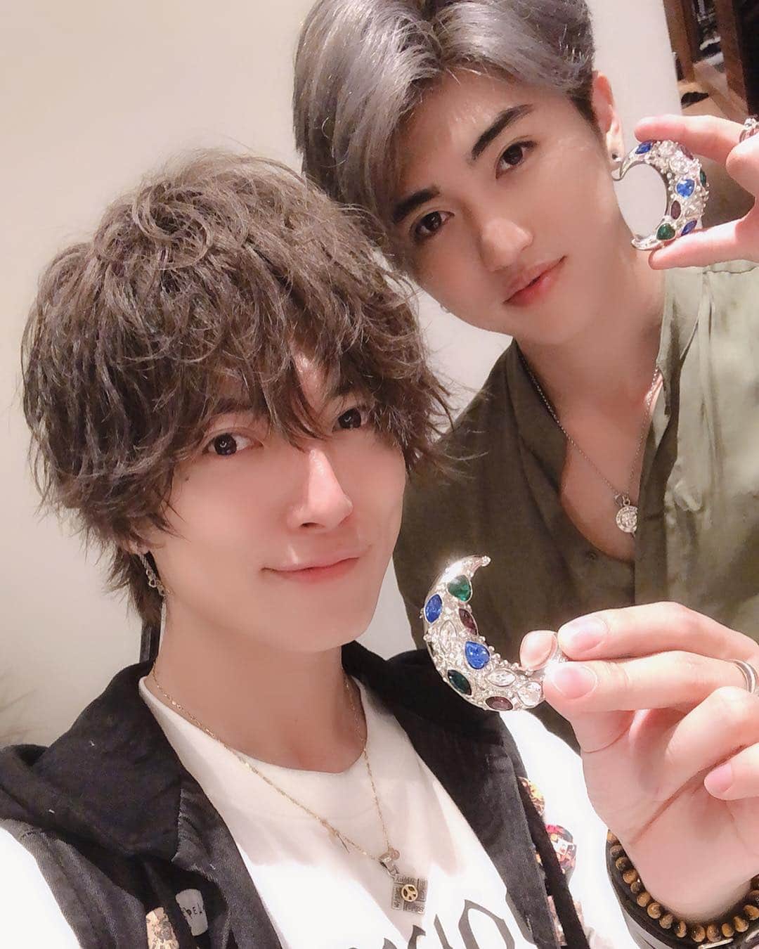 引地敬澄さんのインスタグラム写真 - (引地敬澄Instagram)「我らが王子デイビーとのツーショット🤴🐕 〜🌙伝説のムーンブローチを添えて🌙〜 . ひきデビ。 . デビひき。ひきビット。 . ぱおデビ。デビぱお。。。 . . 引地原田。原田引地。 . んー、、、どれじゃろ🤔💭？？w . . . 📺かぐや姫と7人の王子たち📺 ↓第9話の見逃し配信はコチラ↓ 【https://abema.tv/video/episode/90-1283_s1_p1008】 ※僕のTOPのストーリーからもリンク簡単に飛べます💫 . . . ps. ツーショット撮り終わった後写真みてたら…『ヒッチ！これも撮って！！』って、、、ムーンブローチ独り占めしてました😂やる事可愛い過ぎかよwww . . . #コンビ名考案シリーズ 🐕🍀 #原田デイビット #ムーンブローチ #ムーンジャッジ #心臓に悪過ぎおすぎ  #かぐや姫と7人の王子たち  #abematv #アベマ #恋愛リアリティーショー #恋リア #イケメンバトルロワイヤル #かぐや姫 #王子 #イケメン #イケメン王子 #abematv3周年  #引地敬澄 #野心家ギャル男社長 #引地髪服 #KinCrossWorld #HAPEACE  #青春  #ぱおーに #よいしょー  #fashion #instagood #followme #amazing #photooftheday」7月31日 17時40分 - takazumi0402