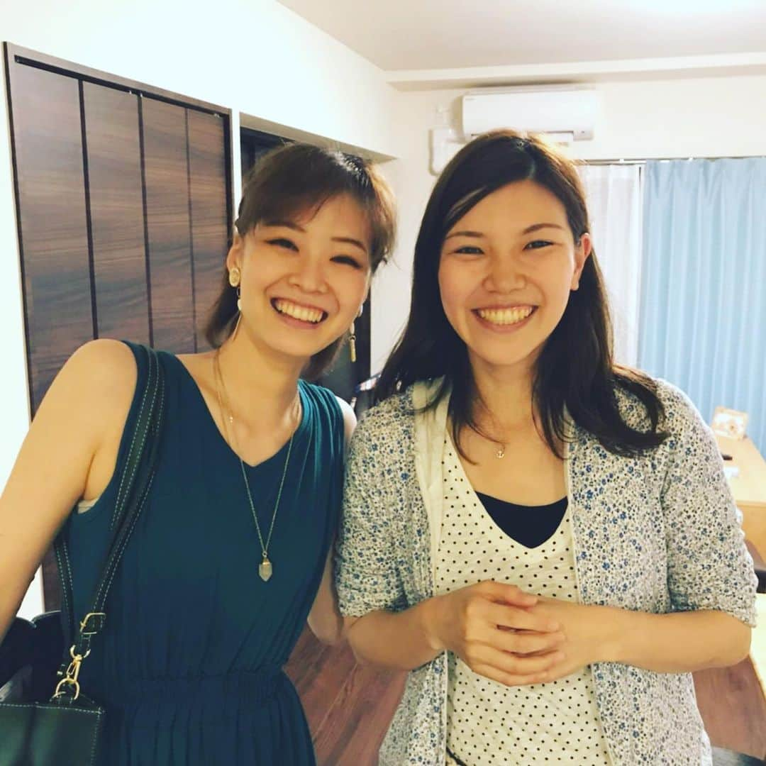 七輝かおるさんのインスタグラム写真 - (七輝かおるInstagram)「本日7/31✨✨ 退団して3年が経ちました😆✨ はっっやいもんですね。 その間色々ありましたが、これからも自分のペースで頑張りたいと思います✌🏻✨ . で、昨日は先日入籍したばかりの親友のお家にお邪魔しました😚✨ 高1からの付き合いで、会えない時期もあったけどずっと仲良くしてくれて本当に大好き💕 ３年前に比べてお互い環境は変わったけど、変わらない笑顔にいつも救われてます😊✨ 旦那さんもとても良い方で、２人のやりとりを微笑ましく見守りました(笑) 新築のおうちに生姜やら水やらぶちまけた私を笑って許してくれる、いい夫婦🤣🤣← また懲りずに何かぶちまけに、、、 いや、大人しく遊びに行こうと思います。笑 そして明日から8月！ 暑さと戦いながら頑張りましょーー🔥 #宝塚#退団#退団記念日#0731 #親友#ド天然😂💕#理想の夫婦 😚 #親友夫婦初の#タコパ🐙  #生姜ぶちまけ事件 #今後のネタ🤣」7月31日 17時47分 - miyu____28