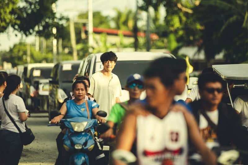 WOWOW「プラージュ」さんのインスタグラム写真 - (WOWOW「プラージュ」Instagram)「. そして、生きる。 . フィリピンロケでの移動中。 渋滞でも笑顔の坂口さんです🌸 . 「連続ドラマW　そして、生きる」 8/4（日）よる10時スタート！ . 詳細は、プロフィールのURLから「連続ドラマW　そして、生きる」をチェック💡 Instagramで #撮影秘話 や #オフショット を紹介中🎥 . #有村架純 #坂口健太郎 #知英 #岡山天音 #萩原聖人 #光石研 #南果歩 #岡田惠和 #月川翔 #そして生きる #8月4日スタート #第1話無料放送 #毎週日曜夜10時 #ヒューマンラブストーリー #wowow #オリジナルドラマ #連続ドラマW #ドラマW #ドラマ」7月31日 17時54分 - wowowofficial