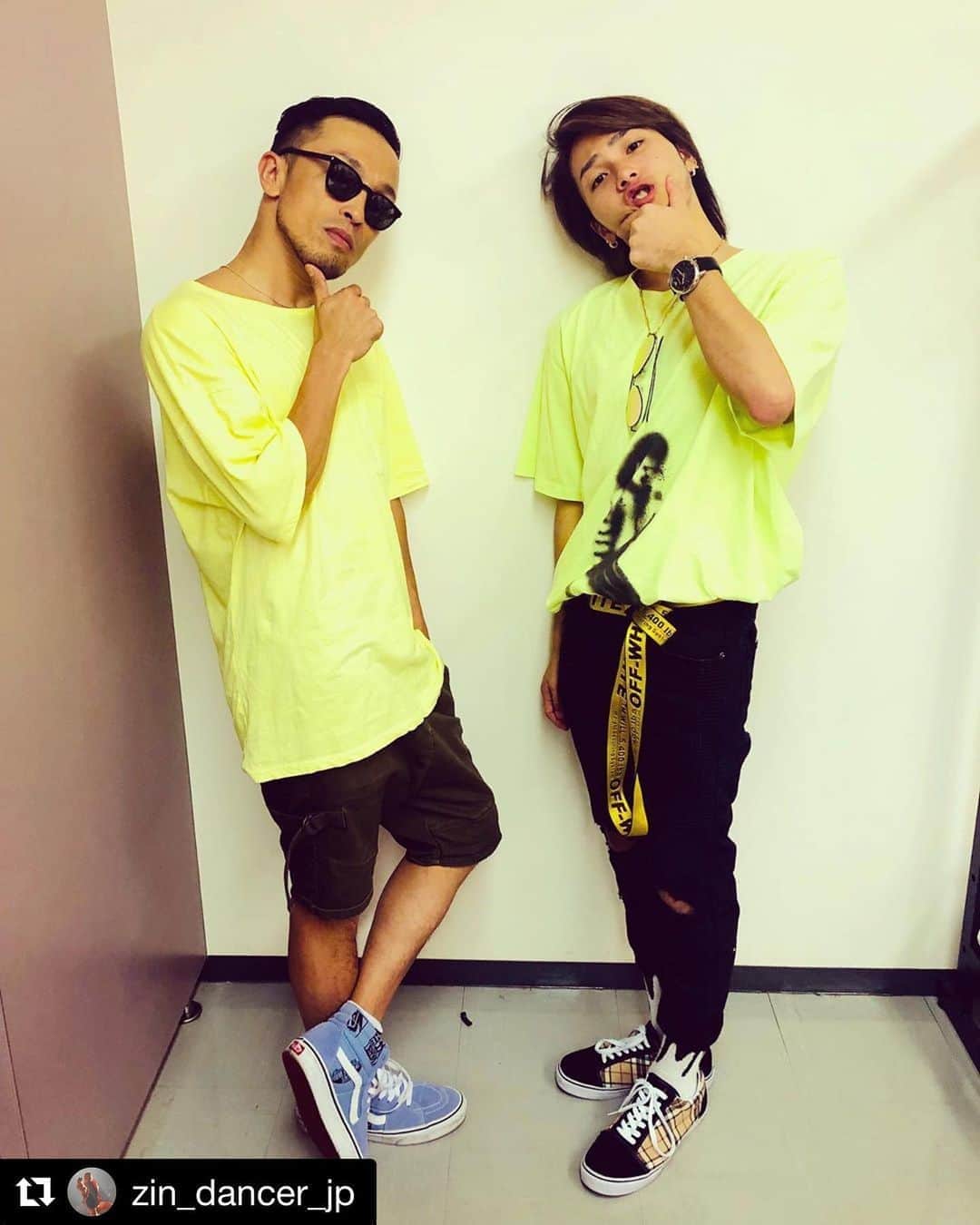 荒木駿平のインスタグラム：「. まさかの！ジンさんとネオンT被り！笑 . 神奈川公演暑かったけど激アツだったな🔥 お越しいただいた皆様ありがとうございました😊 . 皆さん熱中症には本当に気をつけてくださいね！ 程よくアイス食べましょー🍨 . . #Repost @zin_dancer_jp ・・・ ・ 神奈川公演お疲れ様でした！ ・ 本番中 今シーズン1位の暑さ出ました笑 でも最高に楽しかったです。 ・ 毎回毎回、同じ事にはならない。 同じに見えて、必ず違う。 出来ることならお客さんに全公演見てもらって、その差を感じてもらいたい。 調子良かった時も、 振りを間違った時も。 僕にとっては全て正解なんです。笑 ・ いやー、それにしても 夏始まりましたね☀️🌊🌴🌈 ・ #ayumihamasaki  #troubletour2019  #misunderstood  #神奈川 #live #life #entertainment  #entertainer  #dance #dancer #dancerzin #夏はネオンカラー着たくなる #そう思ってる人がもう1人いた #tシャツ被り #ネオンカラー #ネオンイエロー」