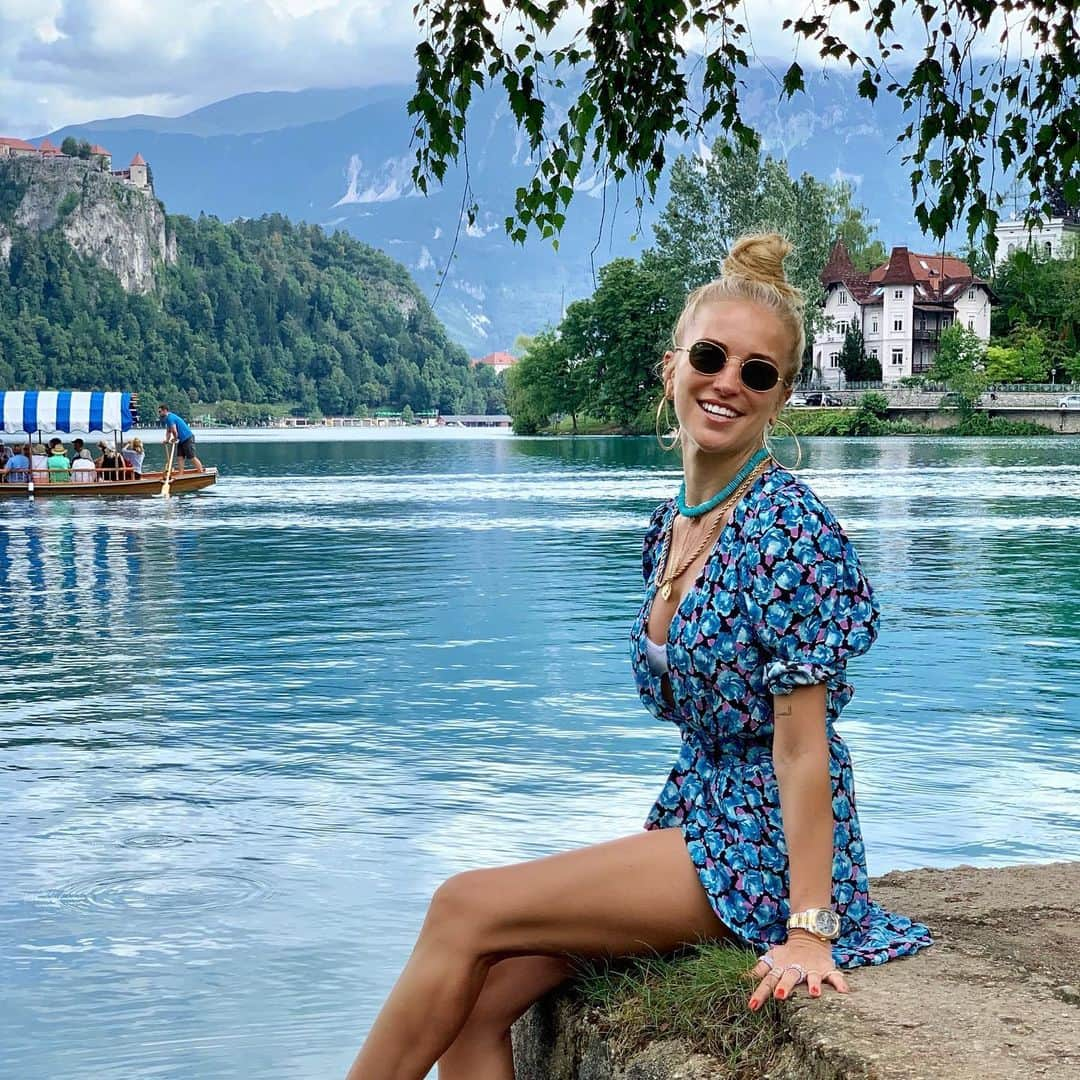 Burcu Esmersoyさんのインスタグラム写真 - (Burcu EsmersoyInstagram)「#dunyaavucunuzda ❤️ ben! programin basladigi gunden beri iple cektigimiz yer #bledlake #slovenya @vodafonered yurt disi seyahat ayricaliklariyla #ad」7月31日 17時48分 - burcues