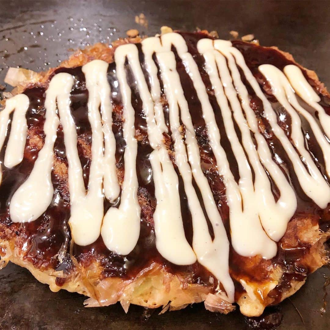 中村秀香のインスタグラム：「先日 。  友人と #道頓堀 周辺に行ってきました！ 大阪に住んでいるのに、意外とあまり足を運んだことがなく…観光客かのように大阪の空気感を楽しんでしまいました😊 .  夜ご飯には… 大阪といえば、#串カツ ？ #粉もん ？ どちらにするか迷いましたが、結局、粉もん。お好み焼きを頂きました✨ .  #お好み焼き #ソース大好き #横にはもちろん白ご飯 🍚 #炭水化物と炭水化物 #子供の頃からそうでした」