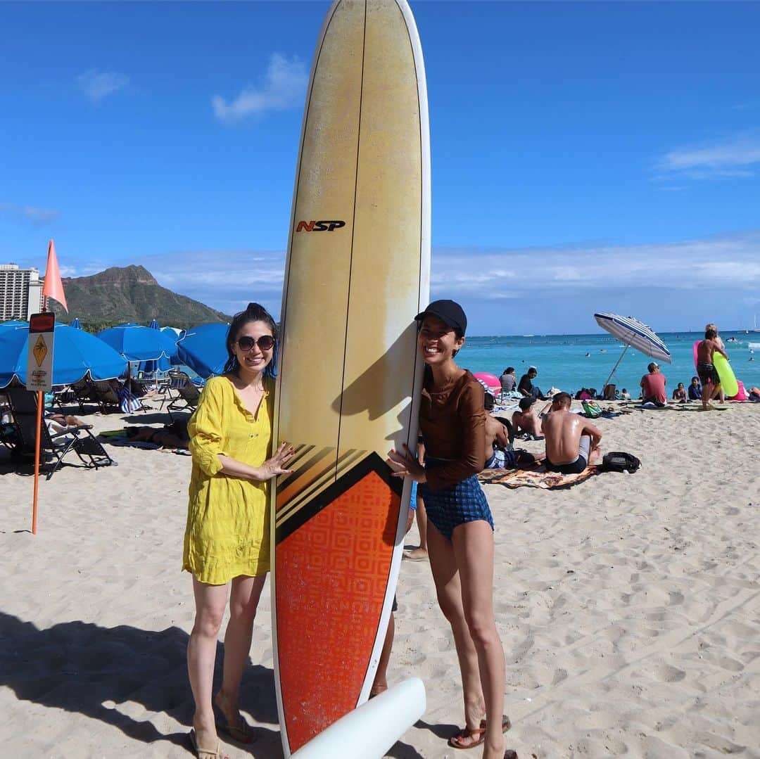 正中雅子さんのインスタグラム写真 - (正中雅子Instagram)「surfing🏄‍♀️→🍦→🍖→🎮 * 午後から久しぶりにサーフィンレッスンに！なんか不納得な感じだったけどもう何回もチャレンジ出来るほどパドリング出来ない辛さ😂 * でも海の上は、とーーーーっても気持ちよくて大好き♡ * フラフラしながらMIHOと @banan のアサイソフトに癒された👵🏼👵🏼 * お腹減りすぎて兄弟焼肉をたらふく食べて、テクテクとアラモアナのゲーセンに行きました🎮 * 最後の動画はお部屋に帰ってからの👶🏻👶🏻のやり取り😂 破天荒な息子をおっとり系の @urako0618 息子がじーーーっと観察している2人の温度差がおもろい🤣笑 * #hawaii #hawaii#ハワイ# #hawaiitrip#子連れハワイ#社員旅行#MACHATT社員旅行#MACHATT社員旅行inhawaii #masacotravel」7月31日 17時51分 - masacoshonaka