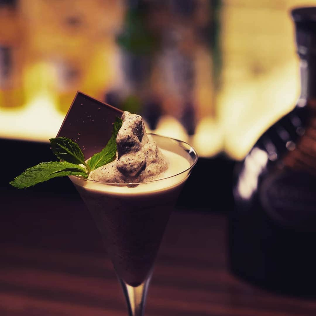 bar SARAVAHのインスタグラム：「. ゴディバチョコレートリキュールと 生クリームを使ったフローズンカクテル。 . コニャックを少しとビターチョコを加えて少し大人なデザートカクテルに。  #SARAVAH #サラバ #BARSARAVAH #大阪 #梅田 #北新地 #新地 #堂島 #芦屋 #バー #大阪BAR #梅田BAR #北新地BAR #大阪グルメ #北新地グルメ #梅田グルメ #大阪観光 #おおさか #ハイボール #カクテル #ウイスキー #フルーツカクテル #シャンパン #champagne #wine #cocktails #bar #whisky」