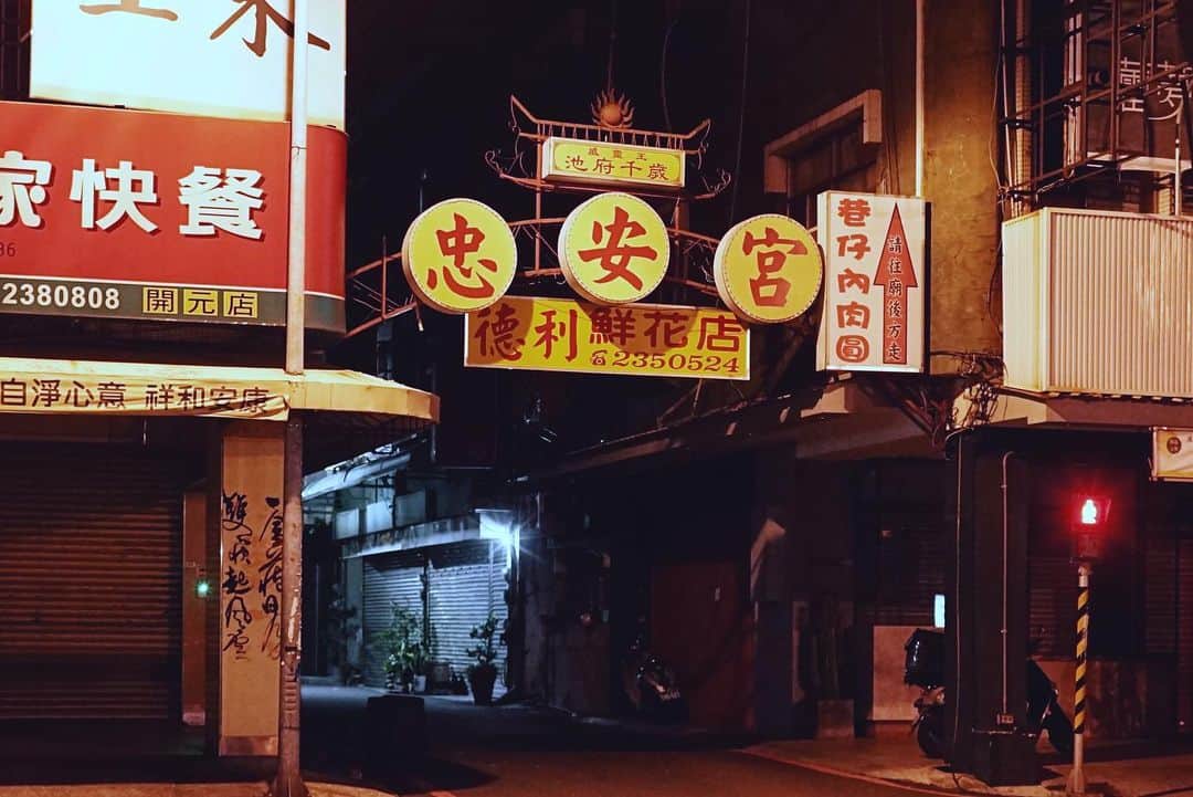 言身寸 in Tainan, Taiwanさんのインスタグラム写真 - (言身寸 in Tainan, TaiwanInstagram)「吉胖喵 - #看不見的城市 / #籠流連 / #經典台風 - 2019.8.1 #taiwan #tainan #台灣 #台湾 #台南 #写真 #vsco #vscocam #vscotaiwan #vscoTW #vscotainan #ig_streetphotography #AmazingTaiwan #iseetaiwan #exploretaiwanculture #taiwan_streetphotography #Streets_Vision #SonyA7ii #Loxia35」8月1日 4時42分 - kukud83