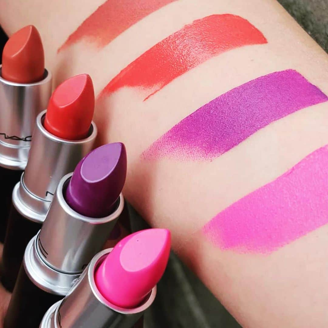 M·A·C Cosmetics Deutschlandさんのインスタグラム写真 - (M·A·C Cosmetics DeutschlandInstagram)「Naaaa ... Wollt ihr noch eine Chance auf GRATIS LIPSTICKS? #MACNationalLipstickDayDE ist noch nicht vorbei! Schnell zuschlagen - nur solange der Vorrat reicht- ab 39€ Einkaufswert schenken wir euch einen Lippenstift in Originalgröße 🤩🙌🏽🖤💥 . . . . #lipstick #velvetteddy #seesheer #heroine #candyyumyum #monochromatic #monochromemakeup #monochrome  #color #colorfulllife #instagood #instalove #howto #maccosmetics #MacLipstick #Maclipsticks #lipsticktrends #summerlipstick」8月1日 3時18分 - maccosmeticsgermany