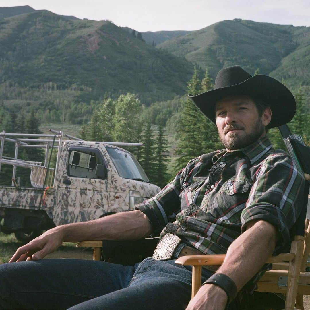 イアン・ボーエンのインスタグラム：「My buddy @_jeffersonwhite shot this on a 70 year old camera. It’s an unedited 120 format photo that I think captures the spirit of @yellowstone.  We’re back tonight so be sure to tune in and watch as we keep the gravy train rollin’ and bouncin’ an bustin’ lips and kissin’ ‘em as well. * #BunkHouseBoys」