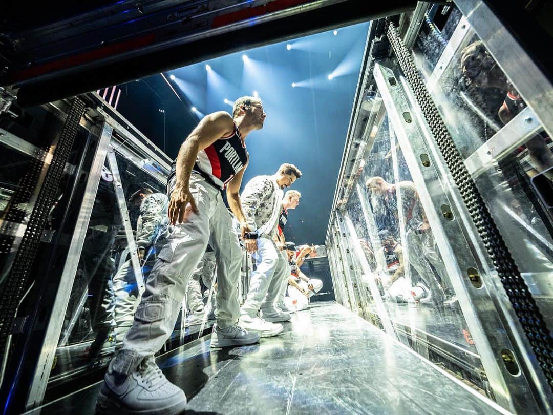 backstreetboysさんのインスタグラム写真 - (backstreetboysInstagram)「Portland, that was insane. Thanks for sharing your night with us! #BSBPDX #DNAWorldTour」8月1日 3時26分 - backstreetboys