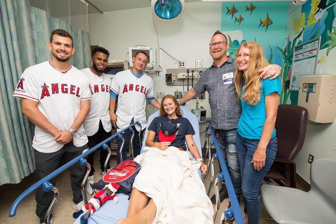 ロサンゼルス・エンゼルス・オブ・アナハイムさんのインスタグラム写真 - (ロサンゼルス・エンゼルス・オブ・アナハイムInstagram)「#BiggerThanBaseball @tayjcole, @mattthaiss21, and @luisrengifo43 had a blast delivering Care Kits to our friends at Miller Children’s & Women’s Hospital Long Beach on Tuesday! ❤️」8月1日 3時28分 - angels
