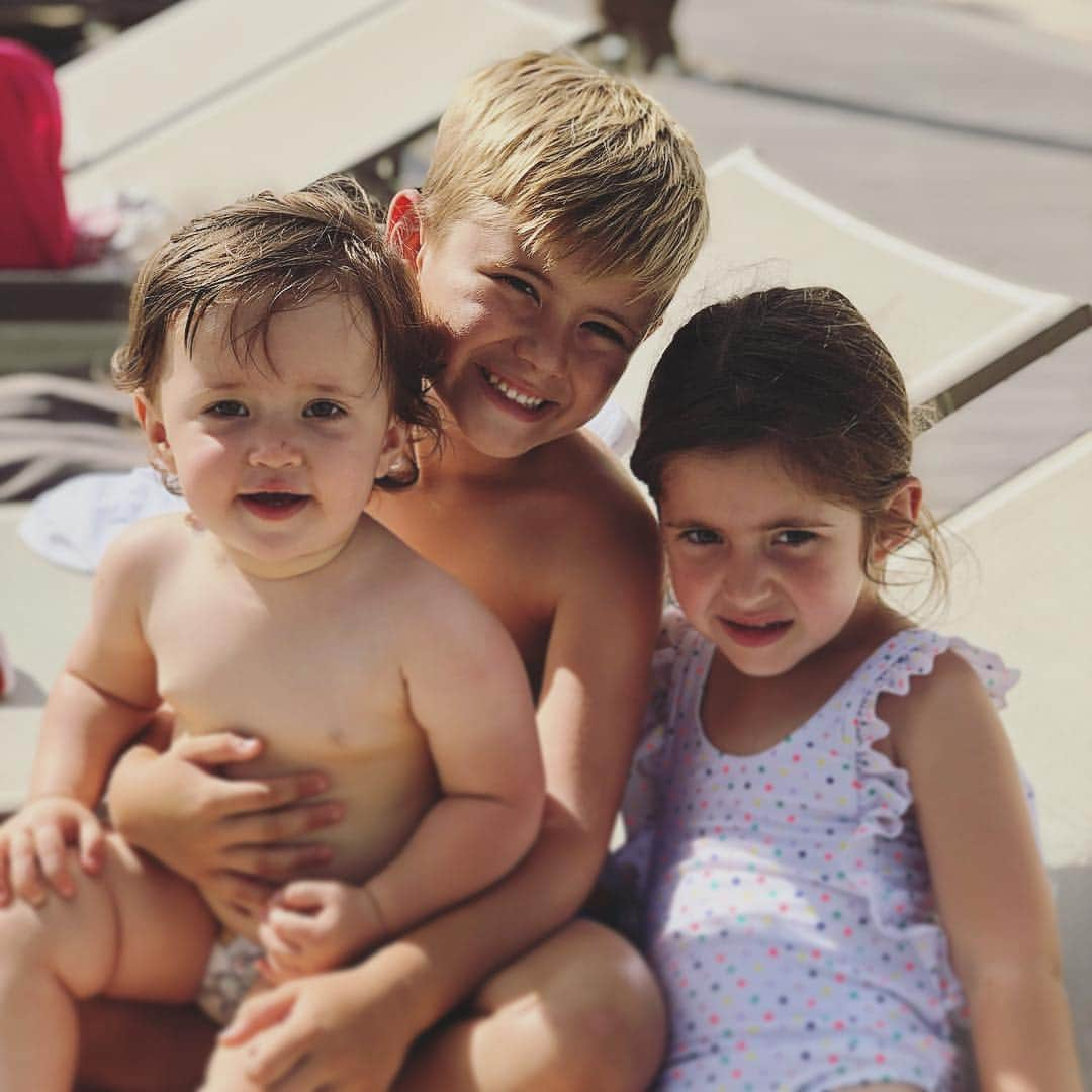 ダニエル・オズボーンさんのインスタグラム写真 - (ダニエル・オズボーンInstagram)「My children, my best friends, my absolute blessing’s, my world!! 🌎 This is unconditional love ❤️ and it’s the best possible feeling! Hope you 3 can feel how much daddy loves you because it would take more than my life time to tell you. Love you babies 💙💗💗」8月1日 3時29分 - danosborneofficial