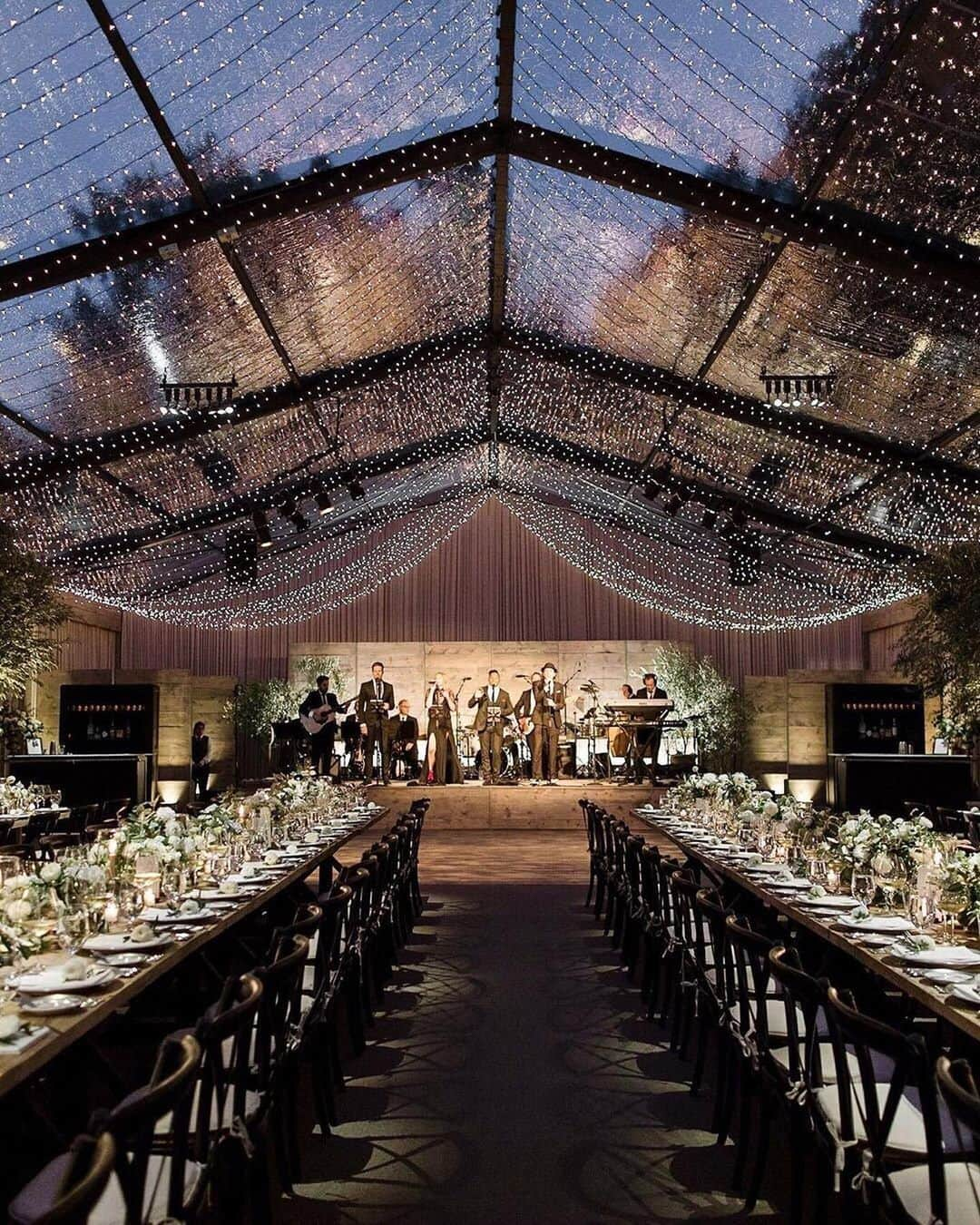 マーサ・スチュワートさんのインスタグラム写真 - (マーサ・スチュワートInstagram)「From day to night! 💡 Is there  anything more magical than dining underneath a canopy of lights? Swipe to see how this venue used string lights to transport guests into a fairytale setting once evening fell. Plus, get more inspiration from @martha_weddings at the link in bio. #weddingwednesday 📷: @ktmerry | Venue: @meadowoodnapavalley | 📋: @lisavorce | 🌸: @maxgilldesign | Rentals: @theonicollection @hensleyeventresources」8月1日 3時41分 - marthastewart