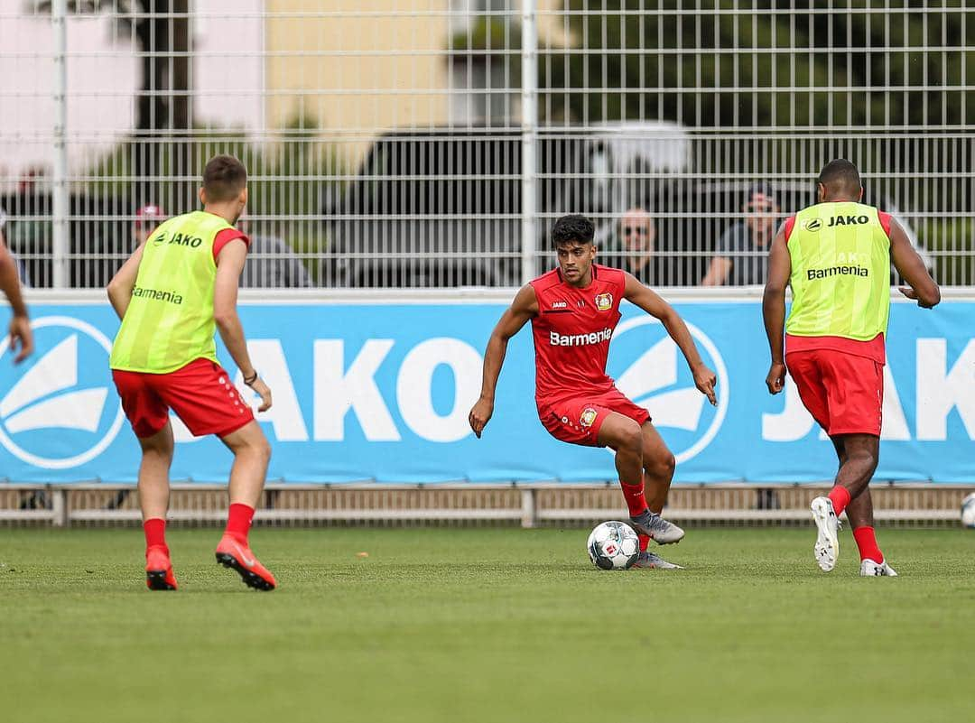 ナディアム・アミリさんのインスタグラム写真 - (ナディアム・アミリInstagram)「First Day in the New Office ⚫️🔴#StärkeBayer#NA11⚽️🔥」8月1日 3時38分 - nadiemamiri18